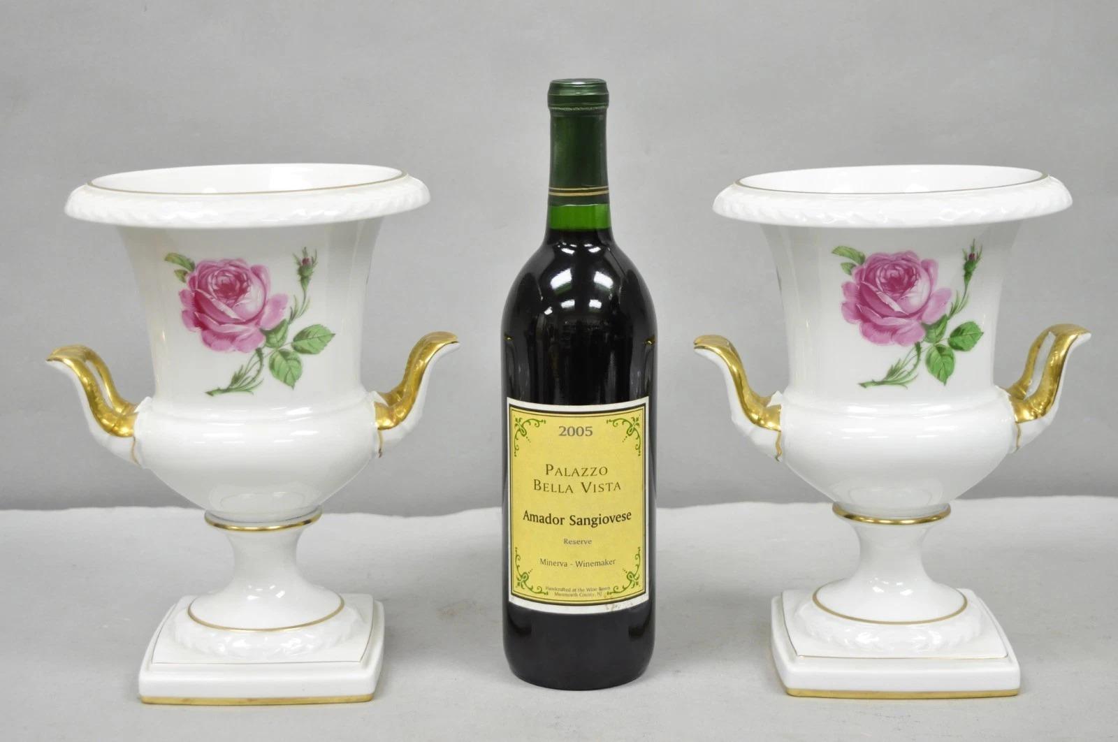 Vintage By Alboth & Kaiser dipinto a mano in stile vittoriano francese, vaso in porcellana rosa rosa per ornamenti - una coppia. Circa metà del XX secolo. Misure: 10