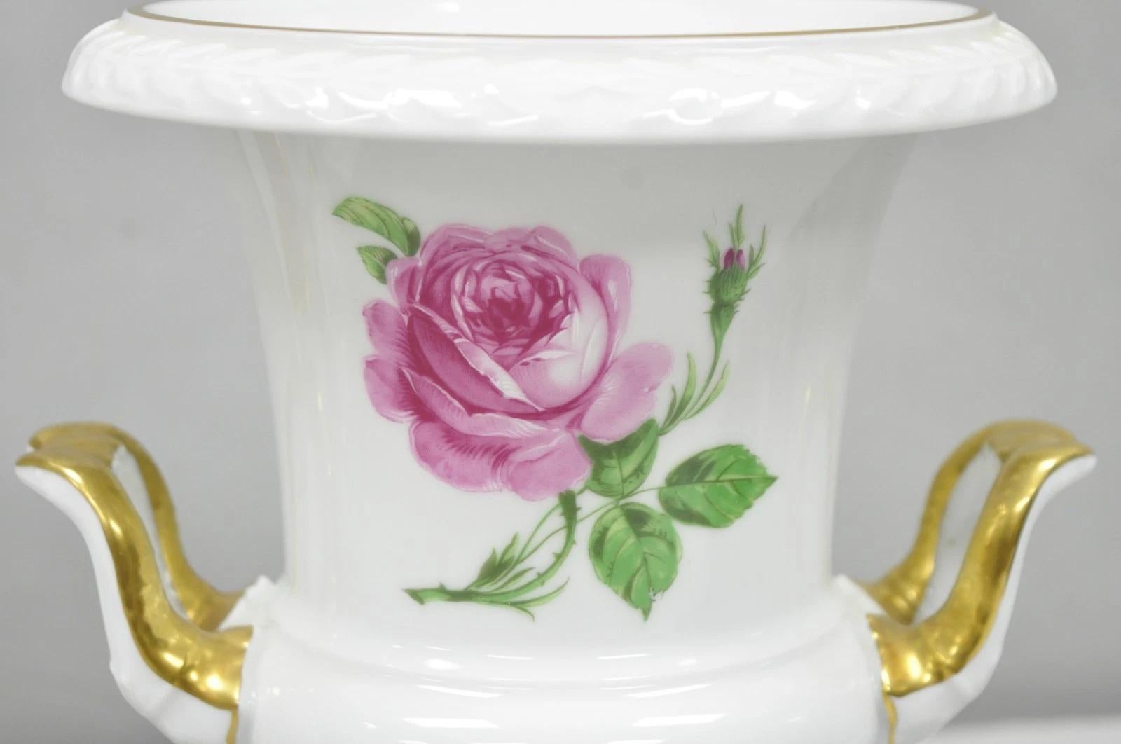 Alboth & Kaiser, porcellana francese dipinta a rosa, coppa trofeo ornamento coppia In condizioni buone in vendita a Philadelphia, PA