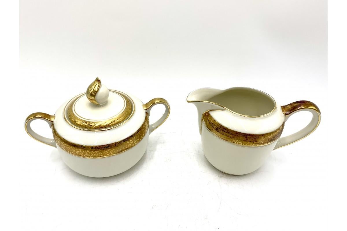Sugar bowl and creamer made of ecru porcelain decorated with gilding.
Marked Alka Bavaria model Marion.
Very good condition, no damage.
Sugar bowl: height 12cm, width 17cm.
Milk jug: Height 9.5 cm, diameter 15 cm.