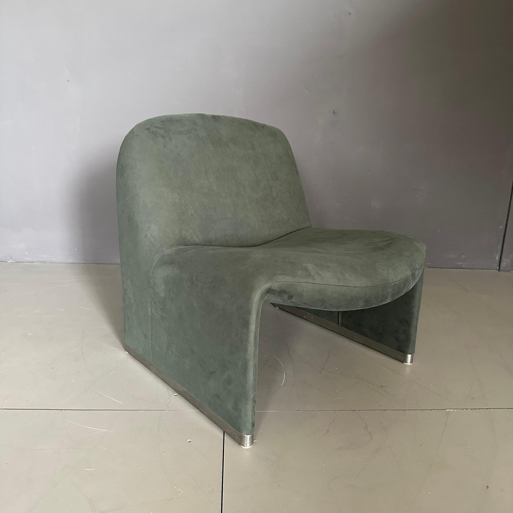 Alki armchair, design by Giancarlo Piretti for Anonima Castelli, 1970s, Italian manufacture.
The armchair made with a metal structure and covered with sage green elastic fabric.
Design with soft and enveloping lines. The upholstery fabric is new.
1