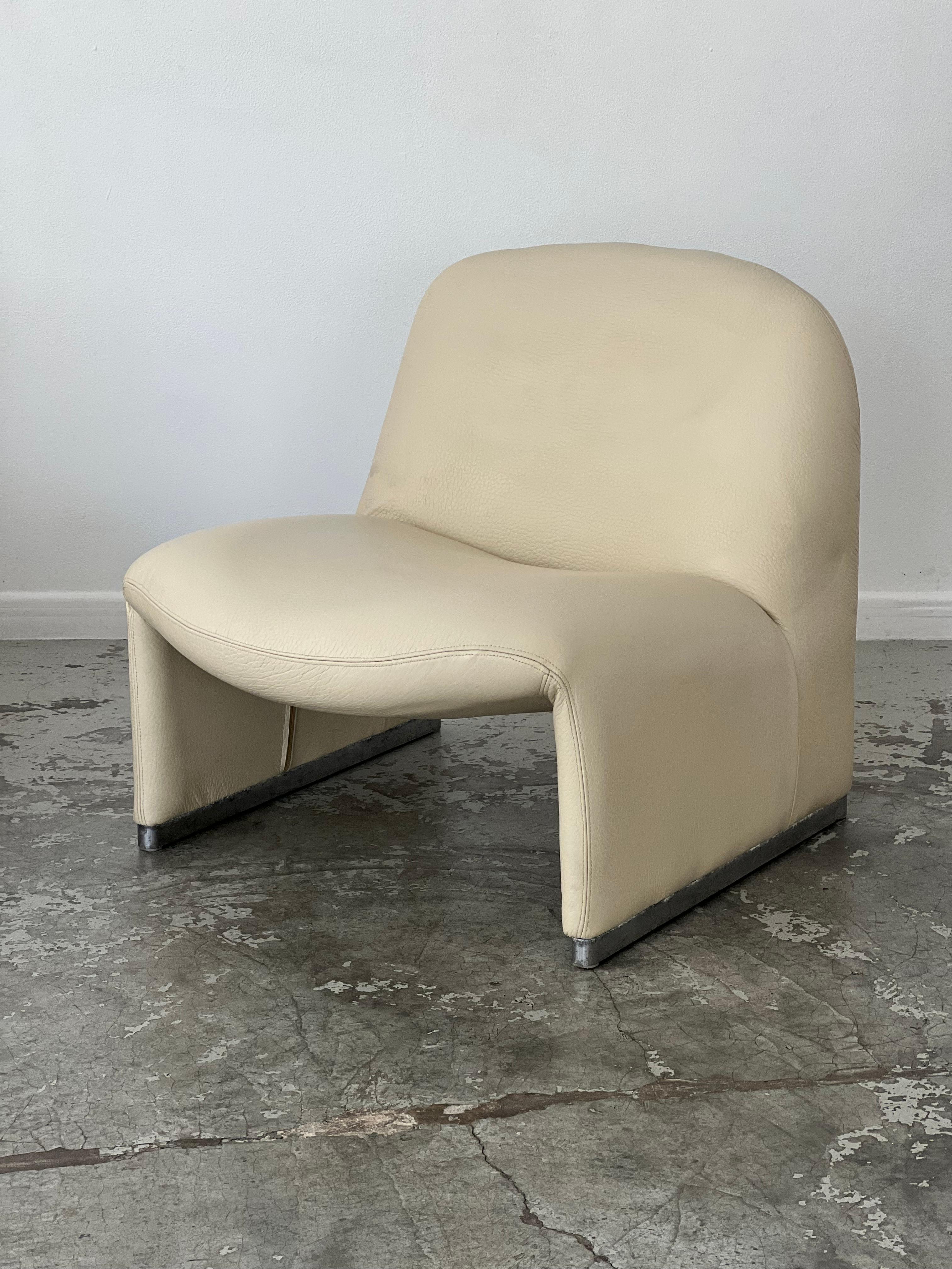 This alky armchair was designed by giancarlo piretti for the famous castelli publishing house. This Italian designer studied at the instituto statale d'arte before starting his career at anonima castelli. For more than two decades, he has created a