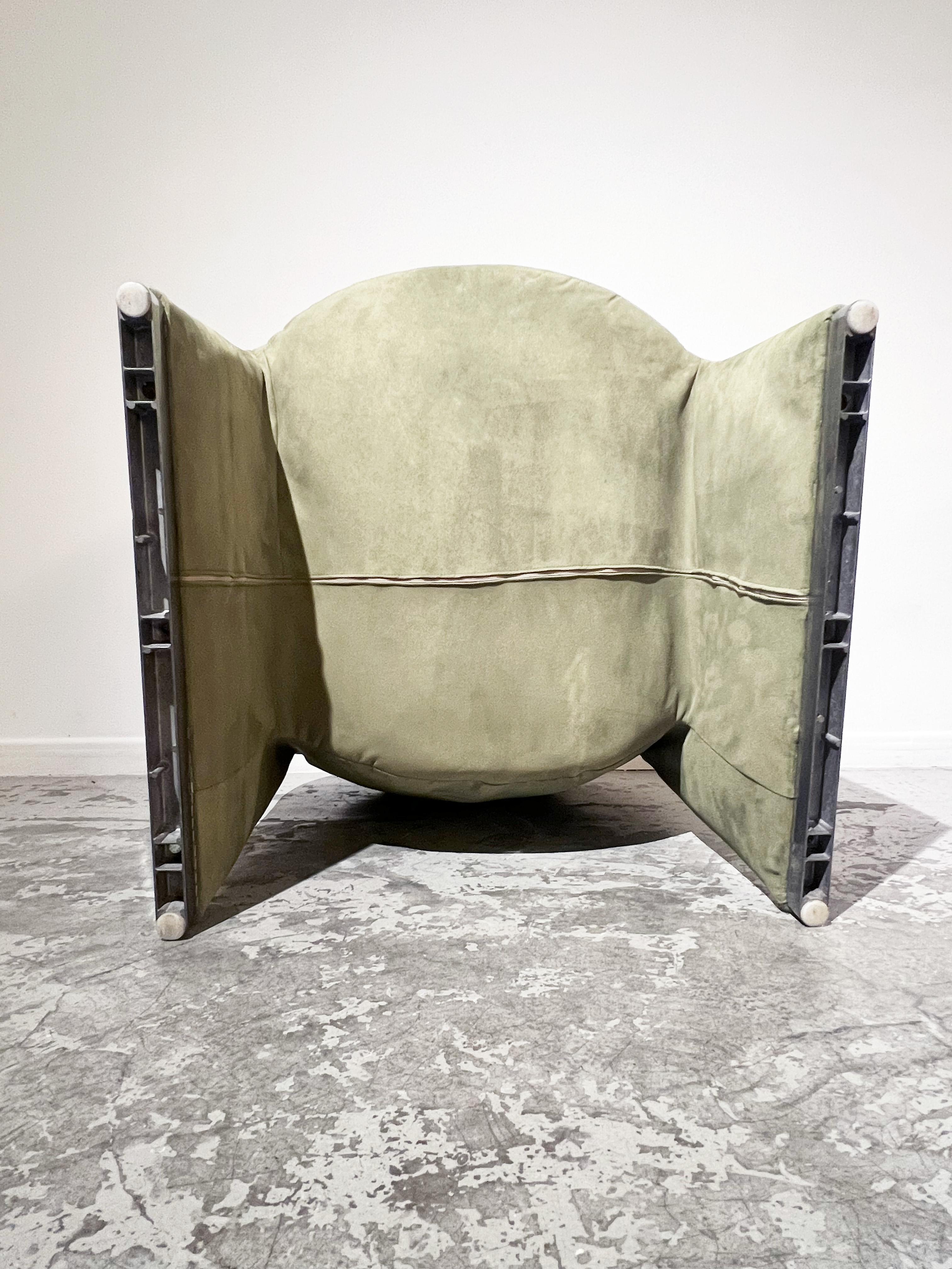 Giancarlo Piretti designed this Alky armchair for the renowned Castelli publishing house. This Italian designer studied at the Instituto Statale d'Arte before beginning his career with Anonima Castelli. For more than two decades, he has created a