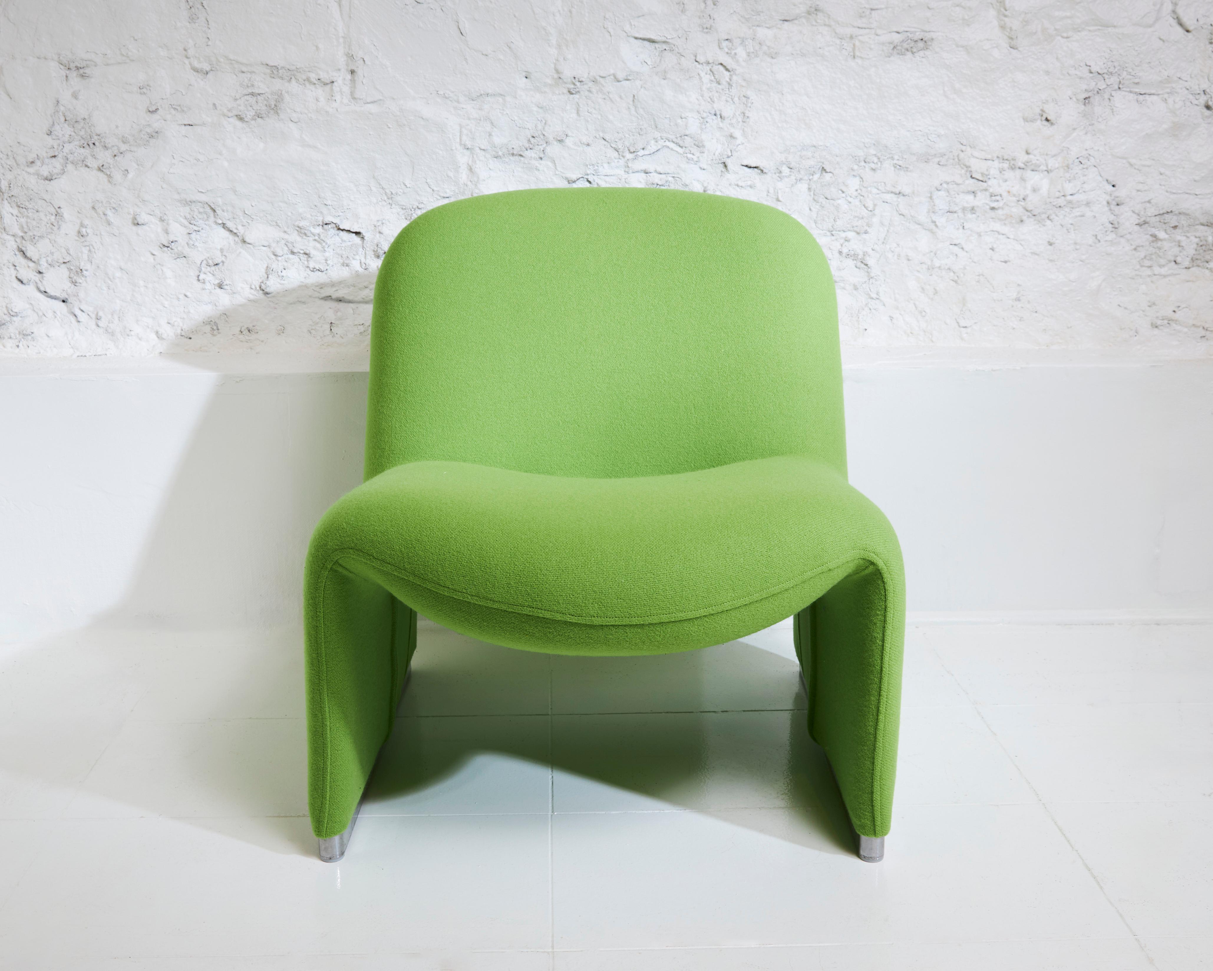 The Alky armchair, created by Giancarlo Piretti in the late 1960s, continues to captivate with its distinctive lounge chair design, which remains unparalleled even today. This multifunctional armchair seamlessly blends comfort, design, and