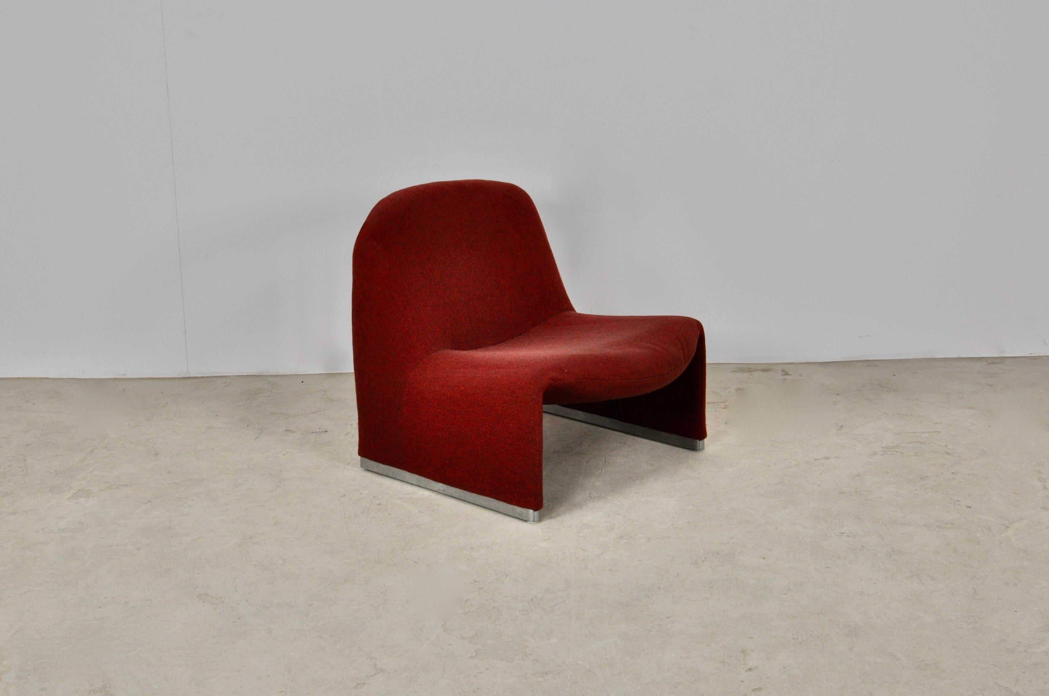 Armchair in red fabric. Measure: Seat height: 35cm. Small hole on the seat (see picture).