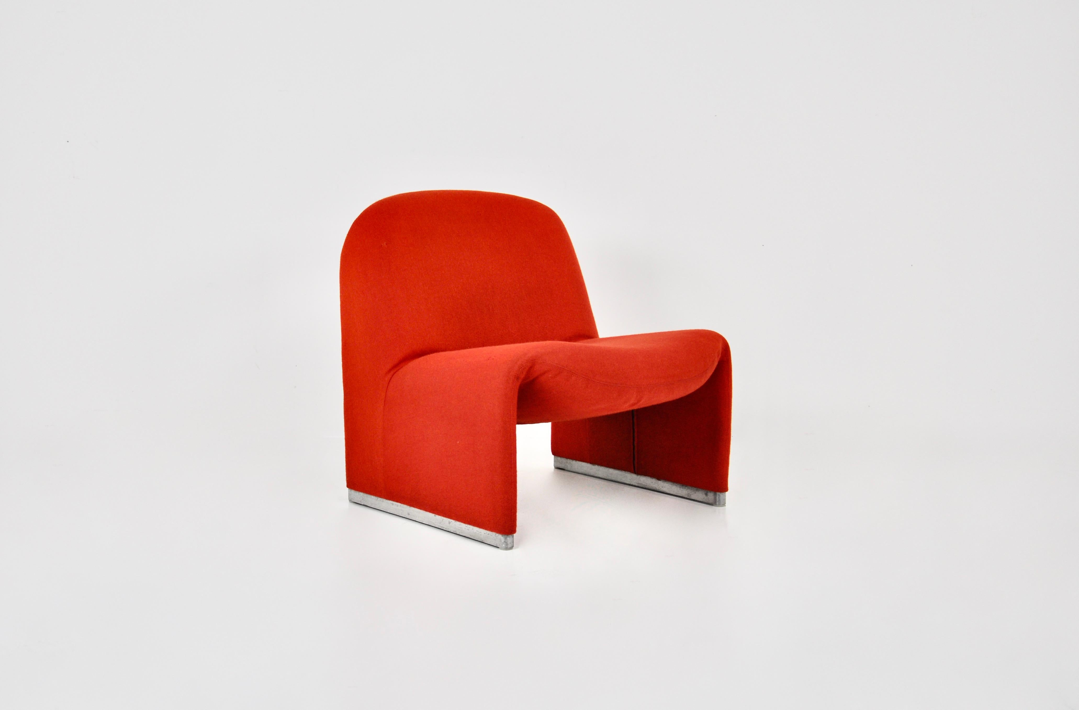 Sessel aus rotem Stoff.  Modell: Alky. Sitzhöhe: 39 cm. Zeit- und altersbedingte Abnutzung.