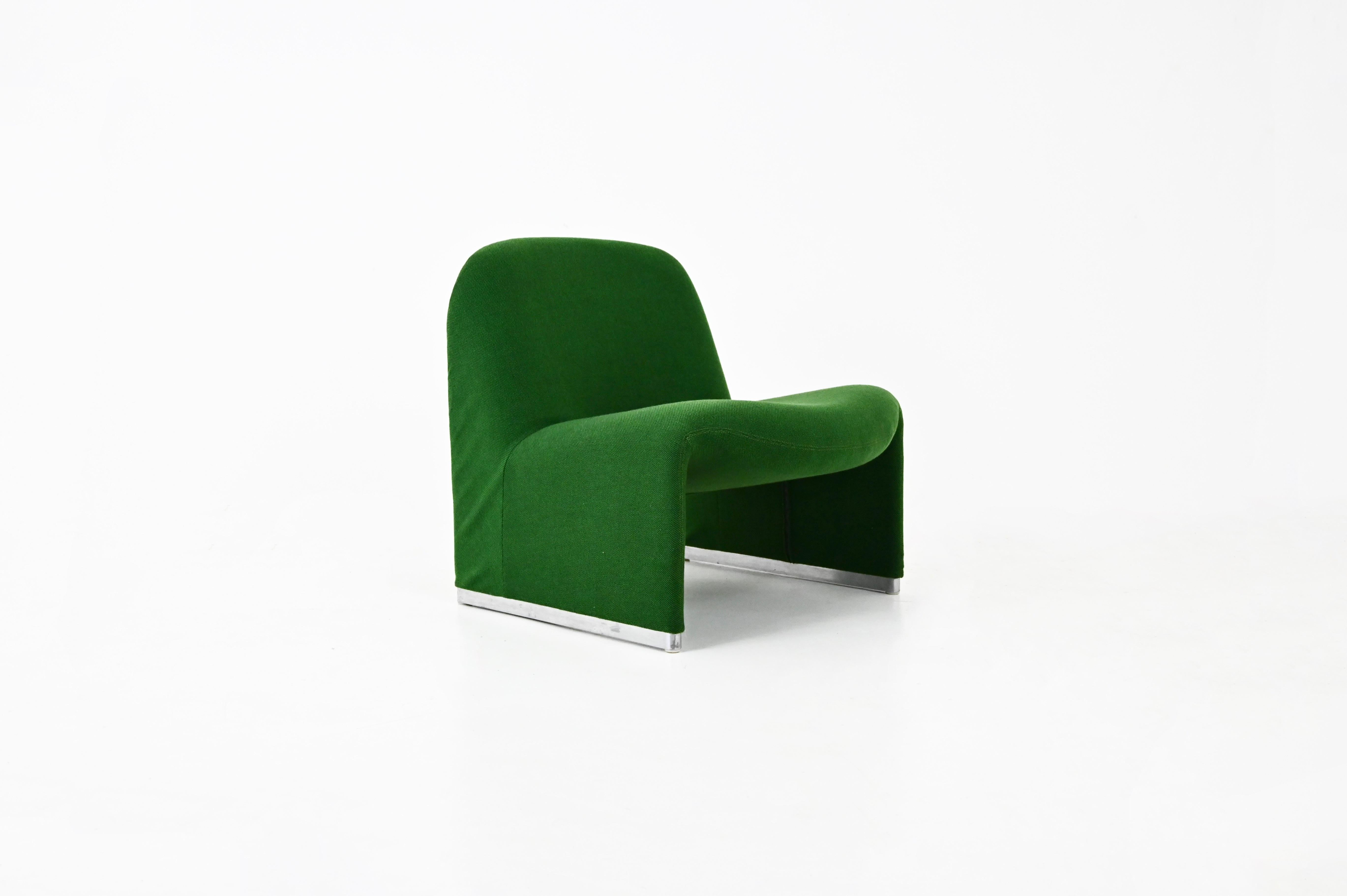 Silla Alky de tela verde, numerada en las patas. Altura del asiento: 41 cm.  Desgaste debido al tiempo y a la edad. 
PARA EL ENVÍO, CONSÚLTANOS PARA RECIBIR EL MEJOR PRECIO

