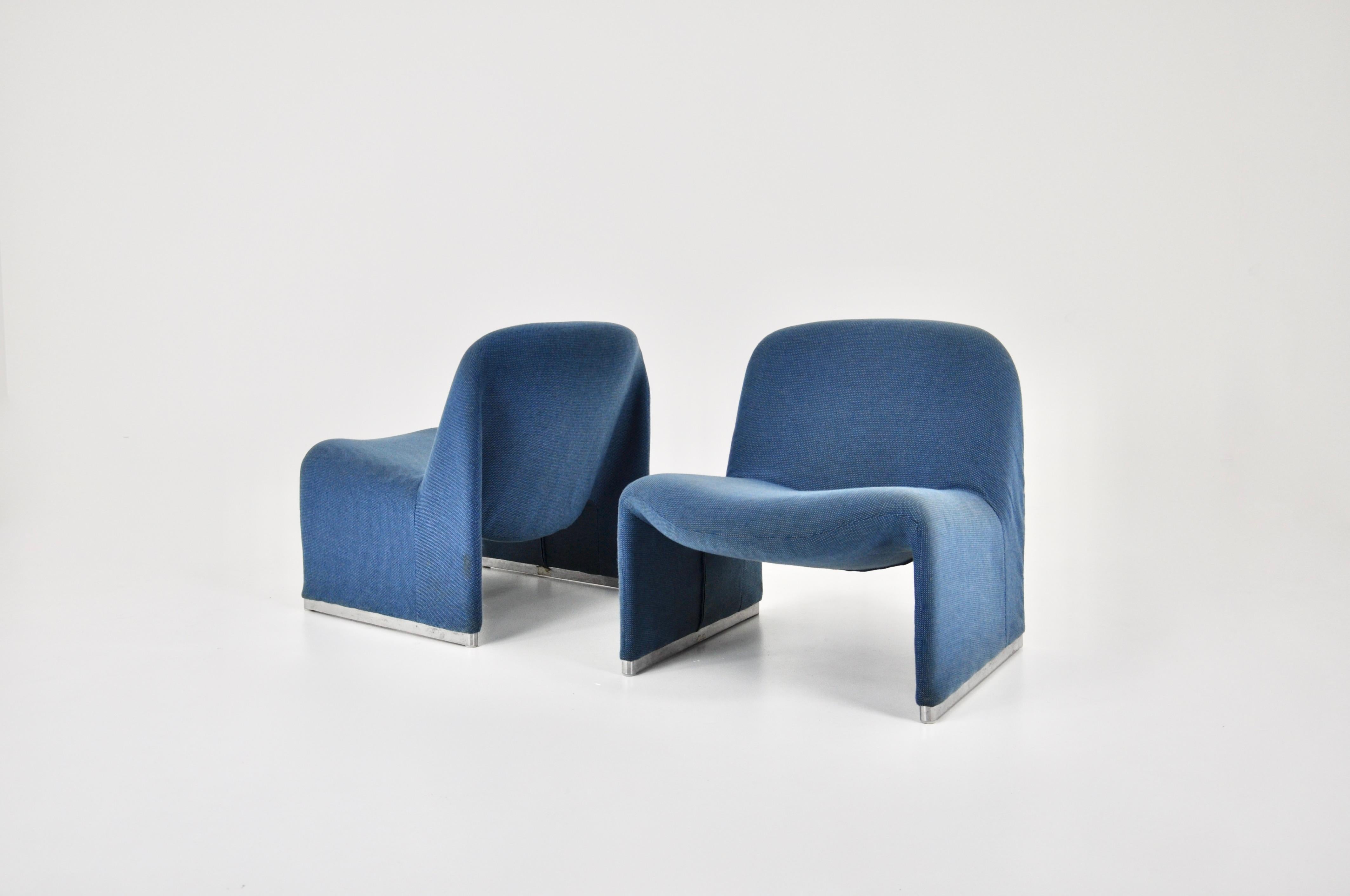 Armchair in bleu fabric. Wear due to time and age of the chair (see photo). Measures: seat height: 39cm.