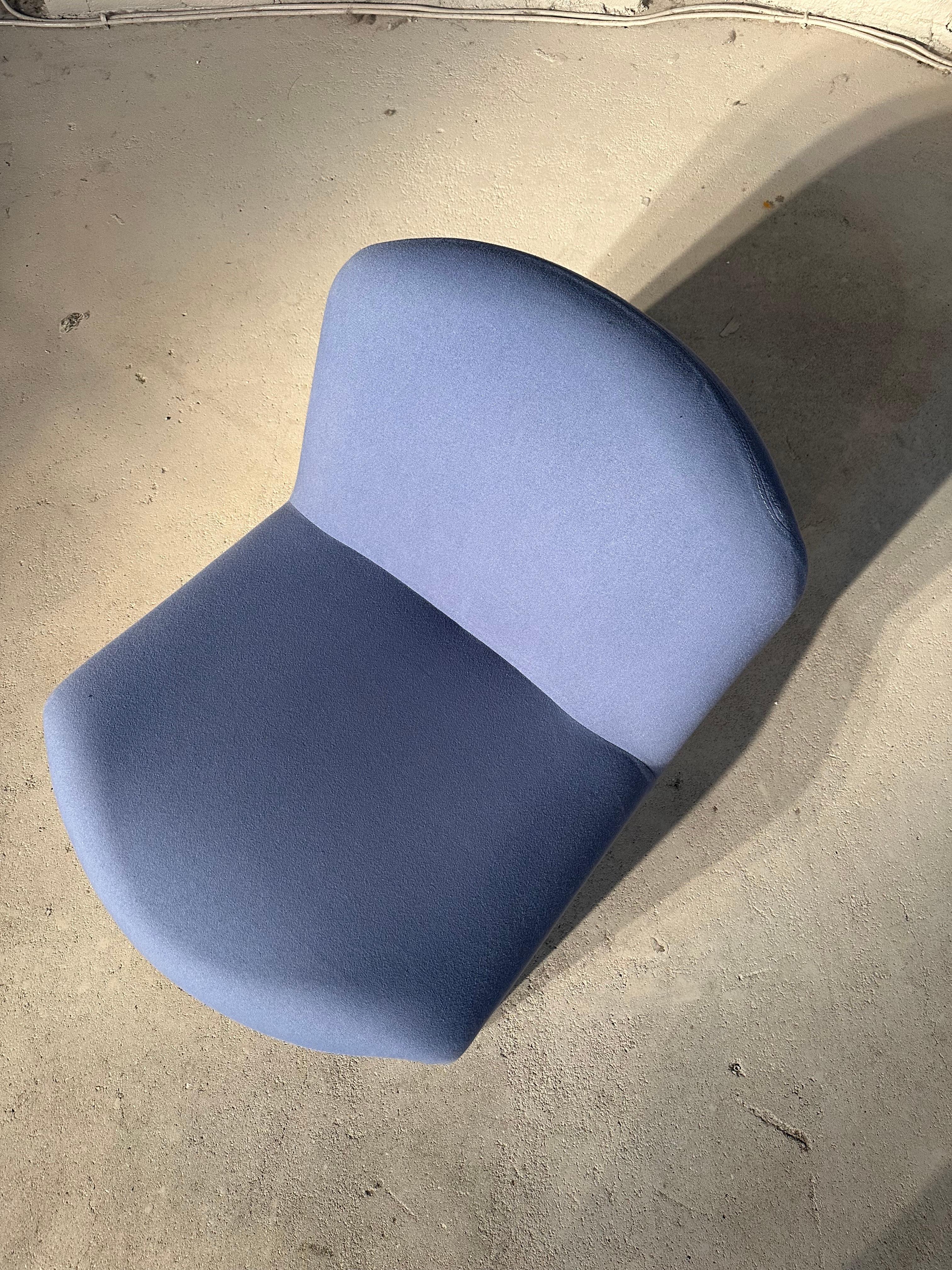 The beautiful organic curved Alky chair designed by Giancarlo Piretti in 1970 and produced by Castelli and Artifort. In an original blue fabric and outstanding vintage condition.

We found this gem in an original fabric during one of our travels to