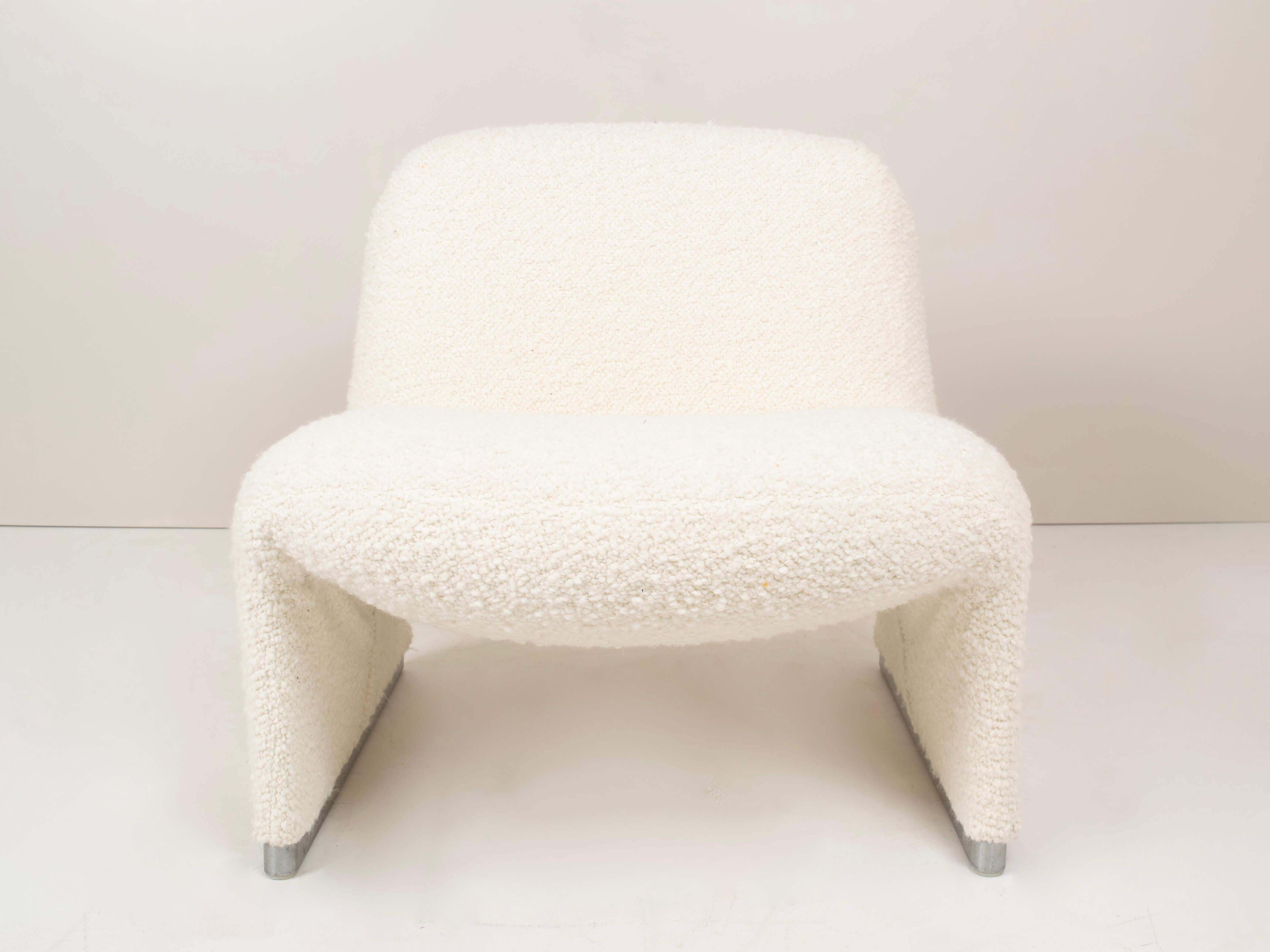 Very stylish Alky chair by Giancarlo Piretti for Artifort in Bouclé fabric. The chair has an aluminum frame with a chrome foot. The shape is organic and minimal. Completely new upholstered and in great condition.