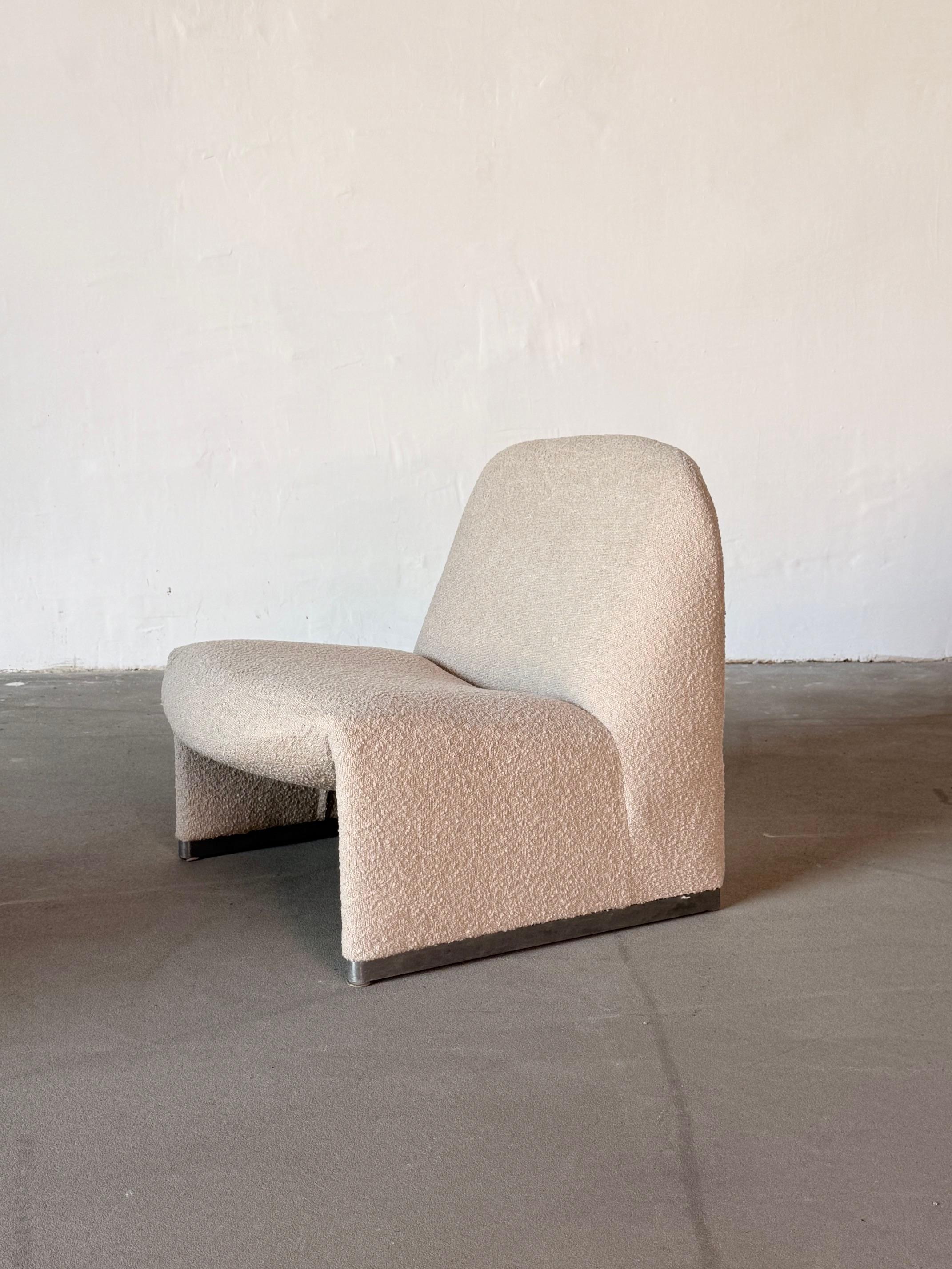 Alky Stuhl von Giancarlo Piretti aus Muschel-Bouclé - Klassiker der italienischen Moderne (Moderne der Mitte des Jahrhunderts) im Angebot