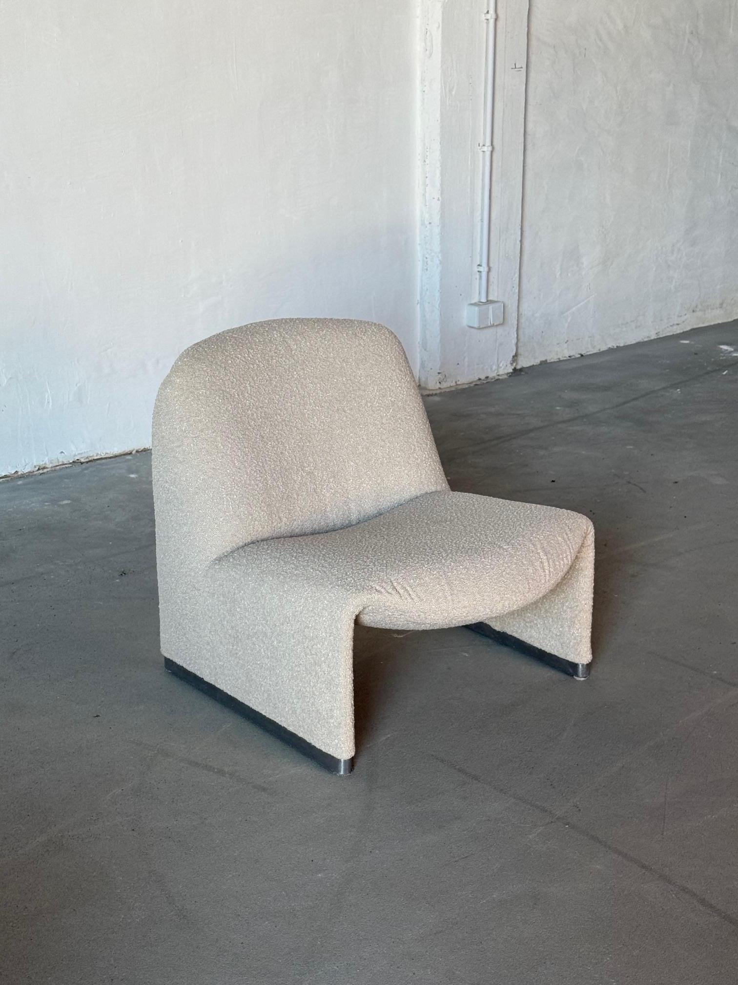 Alky Stuhl von Giancarlo Piretti aus Muschel-Bouclé - Klassiker der italienischen Moderne (Niederländisch) im Angebot