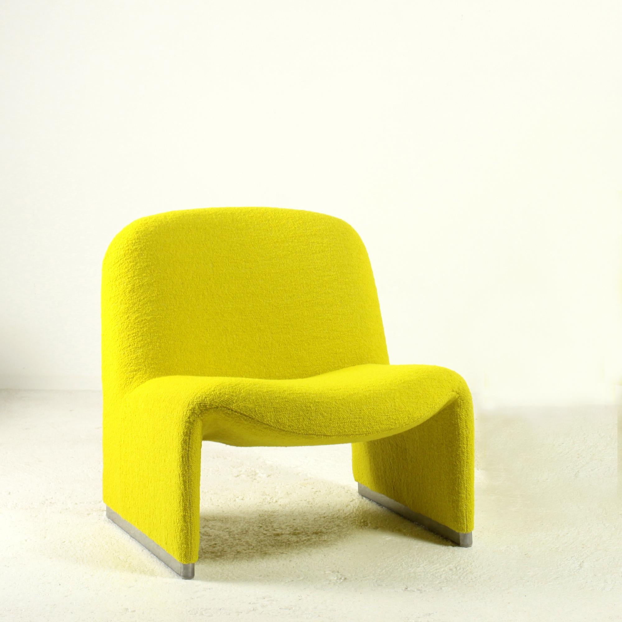 Iconic 'Alky' lounge chair newly reupholstered in italian yellow bouclé
Designed by Giancarlo Piretti for Anonima Castelli in the late 60s.
These lounges are known for their comfortable seating and iconic Italian design with nice clear line.