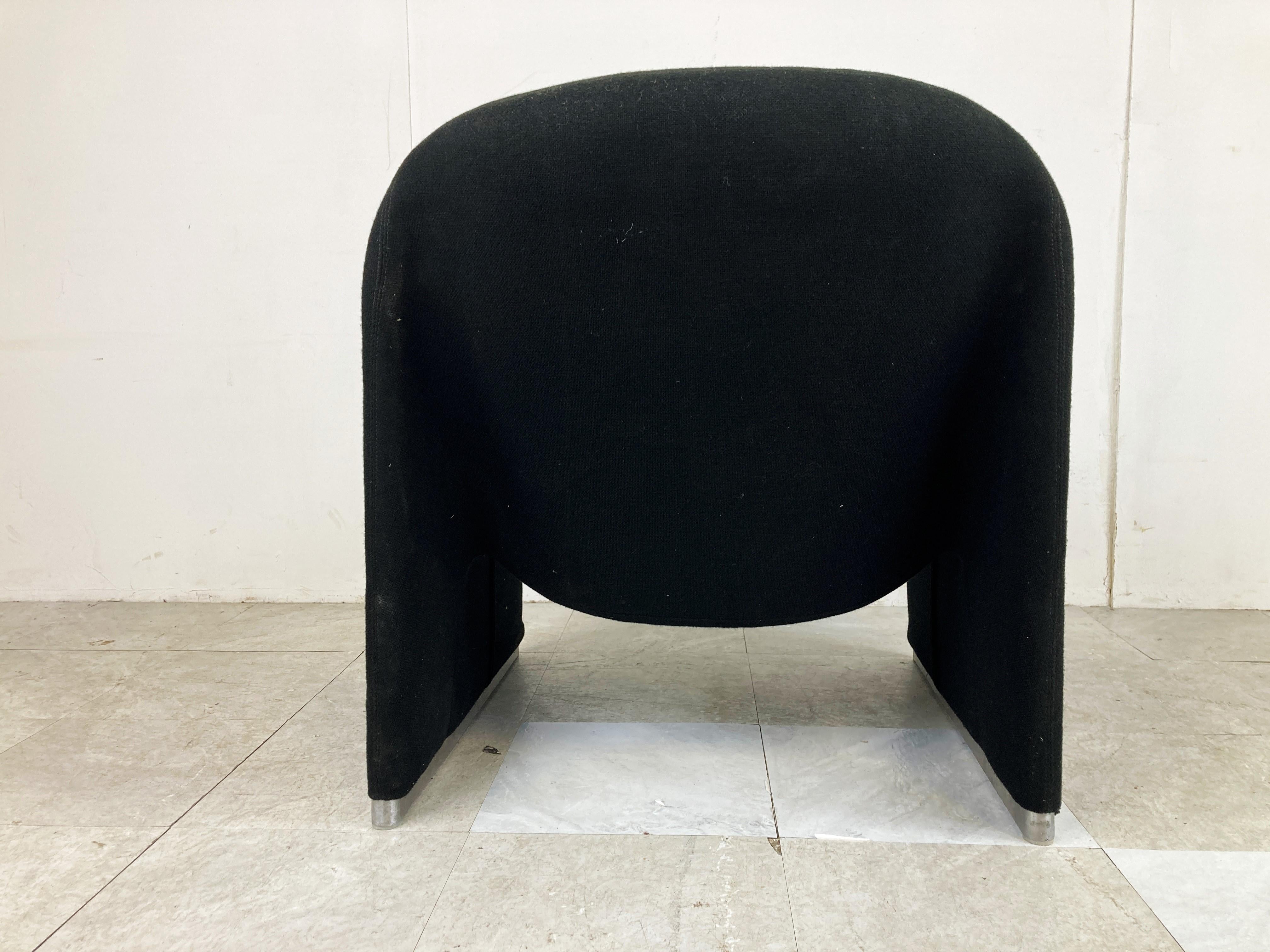 Giancarlo Piretti lounge chair model Alky in black fabric upholstery. 

Produced by Castelli, 1970.

Very good condition and very comfortable.

1970s - Italy.

Good condition.

Dimensions:

H 29.14 in. x W 31.5 in. x D 24.41 in.H 74 cm x