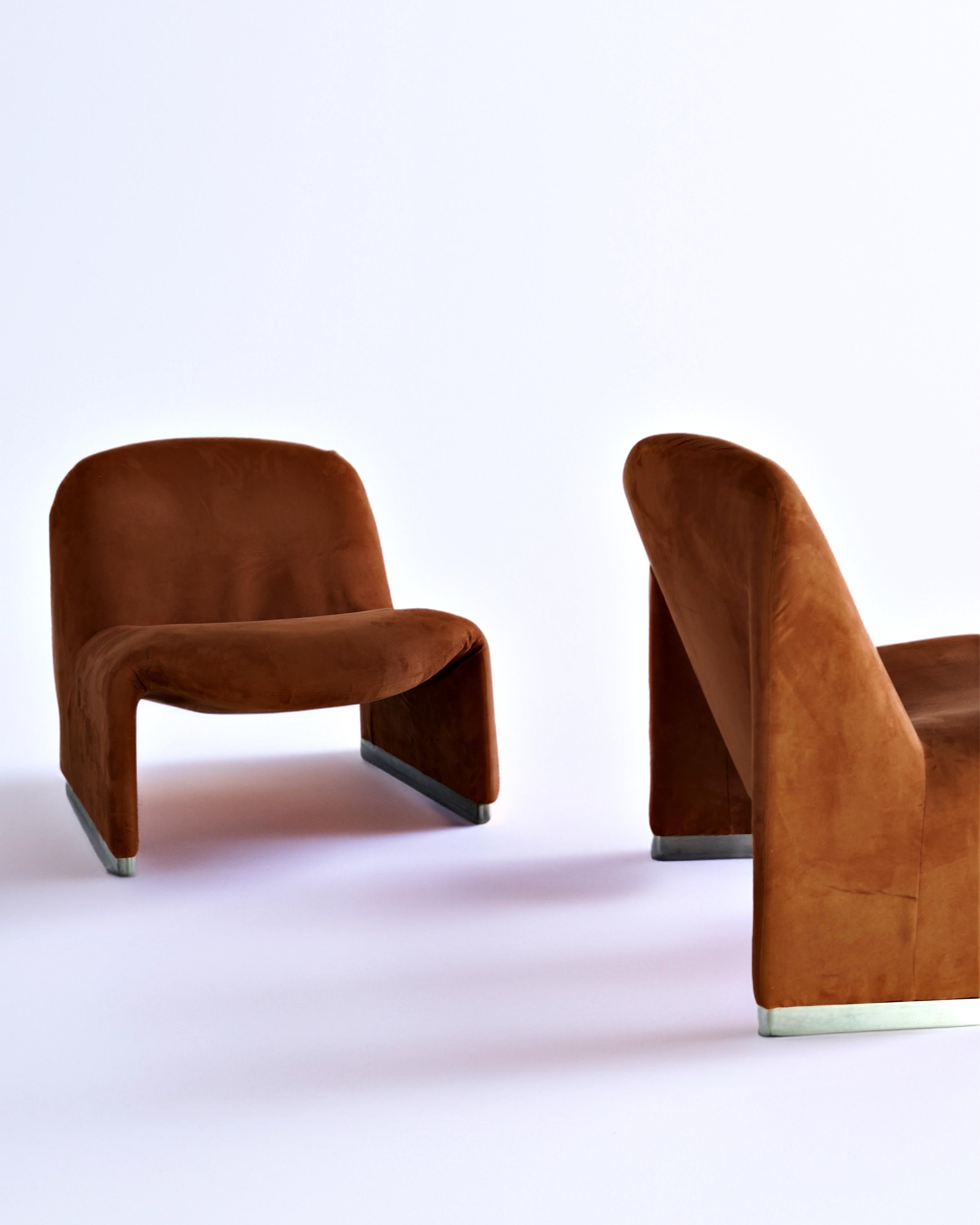 Classic design by Giancarlo Piretti for Artifort. The foam is situated directly on numerous elastic bands for a soothing and relaxing sit. Sitting on aluminum feet the subtle curves of the design fit into a multitude of environments with ease. These