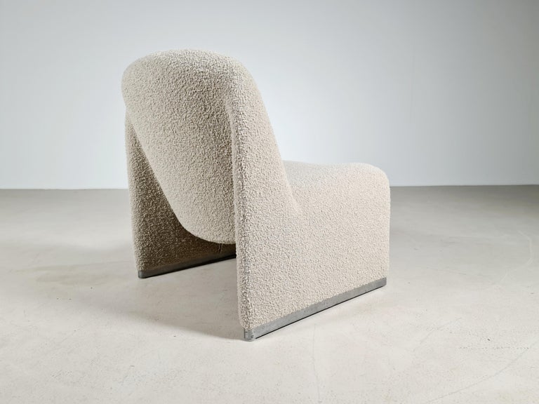 Giancarlo Piretti designed lounge “Alky” chair newly upholstered in a high-end light taupe Bouclé by Bisson Bruneel. Aluminum frame and polished chrome foot rests. Beautiful organic curves reminiscent of Pierre Paulin designs. Produced by Castelli