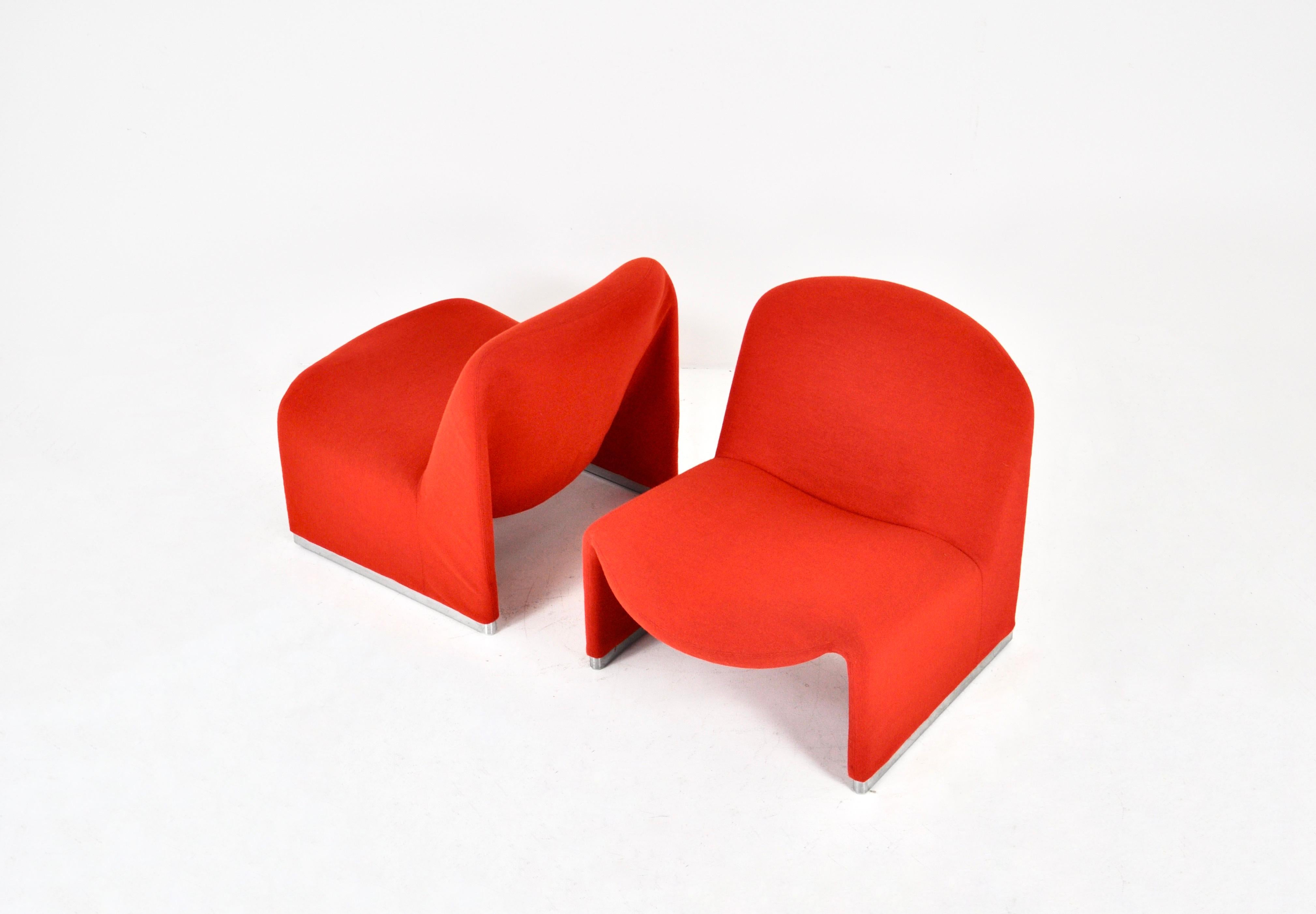 Ein Paar Alky-Stühle mit rotem Stoff, entworfen von Giancarlo Piretti in den 70er Jahren. Sitzhöhe: 37 cm.  Zeit- und altersbedingte Abnutzung. 
