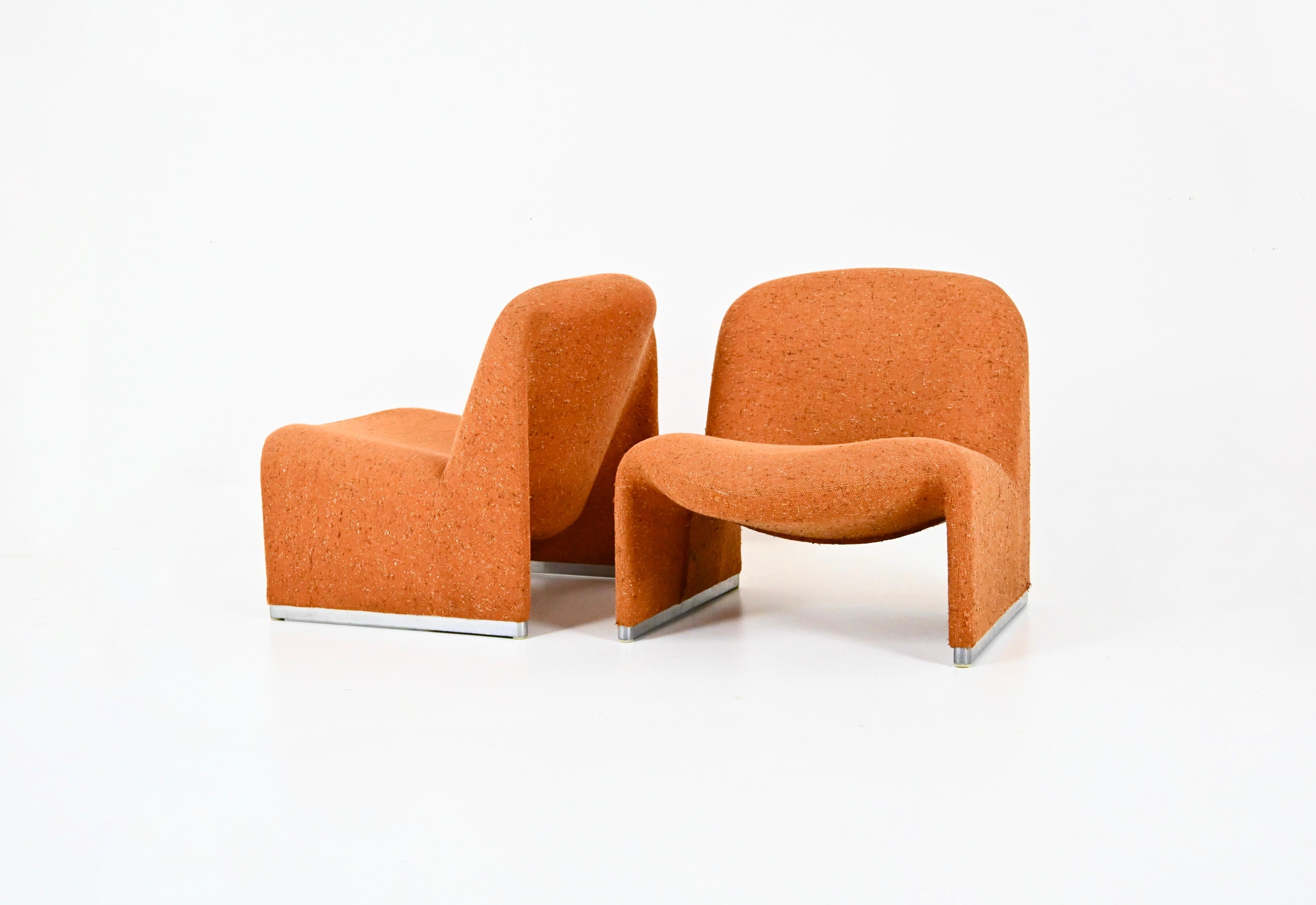 Ein Paar Alky-Stühle mit orangefarbenem Originalstoff. Sitzhöhe: 38 cm. Castelli Labels. Zeit- und altersbedingte Abnutzung. 
FÜR DEN VERSAND, FRAGEN SIE UNS, UM DEN BESTEN PREIS ZU ERHALTEN
