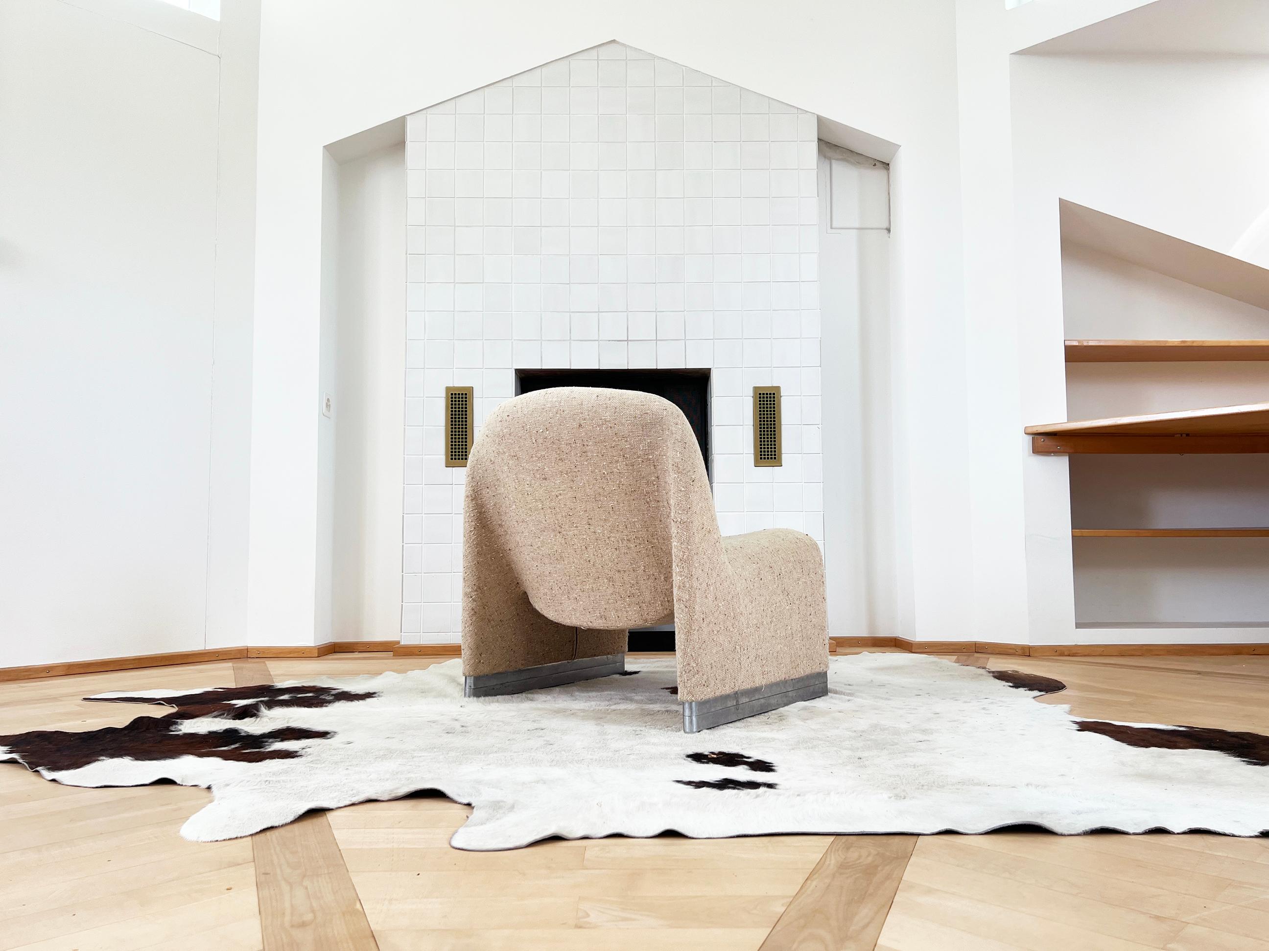 Ein schöner Alky-Stuhl in einem perfekten neutralen beige-hafermehlfarbenen Wollgewebe von Giancarlo Piretti für Anonima Castelli, Italien 1960er Jahre.

Abmessungen:
Höhe: 27,5 Zoll (69,85 cm)
Breite: 26 Zoll (66,04 cm)
Tiefe: 31 Zoll (78,74