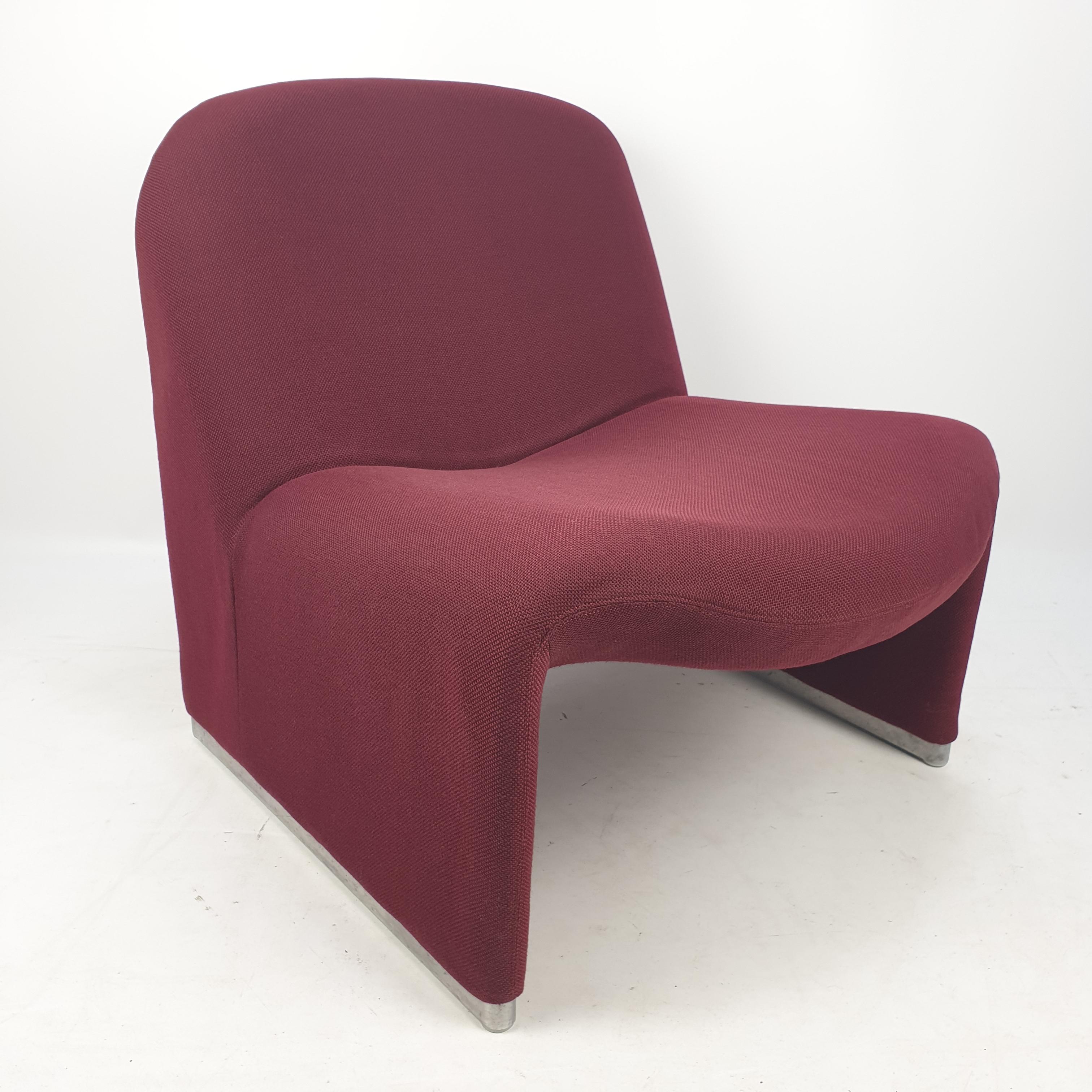 Lovely and comfortable Alky chairs. Designed by Giancarlo Piretti in 1969, produced by Artifort. Original purple wool fabric and aluminum base.
When you put several chairs next to each other it is like a sofa.