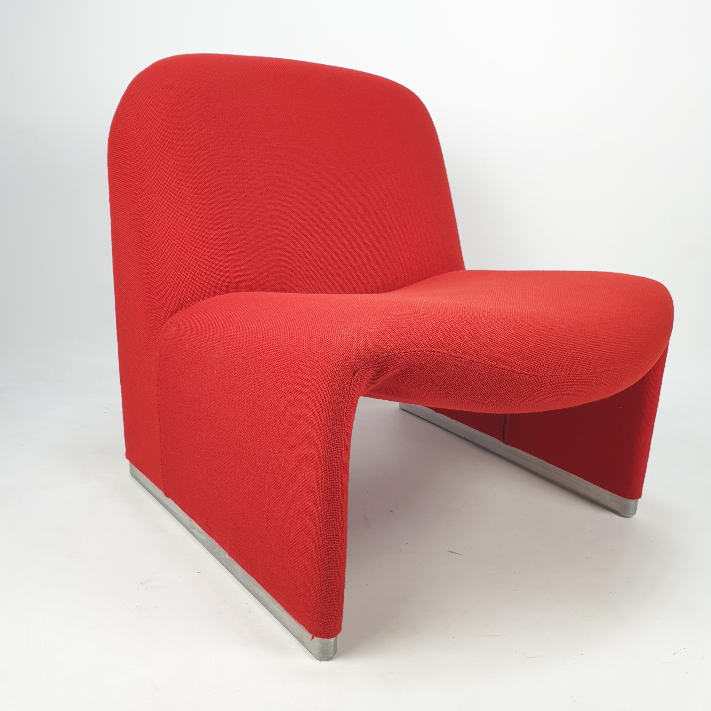 Lovely and comfortable Alky chair. Designed by Giancarlo Piretti in 1969, produced by Artifort. Original red wool fabric and aluminum base. This chair is in perfect condition and it is professionally cleaned.
 