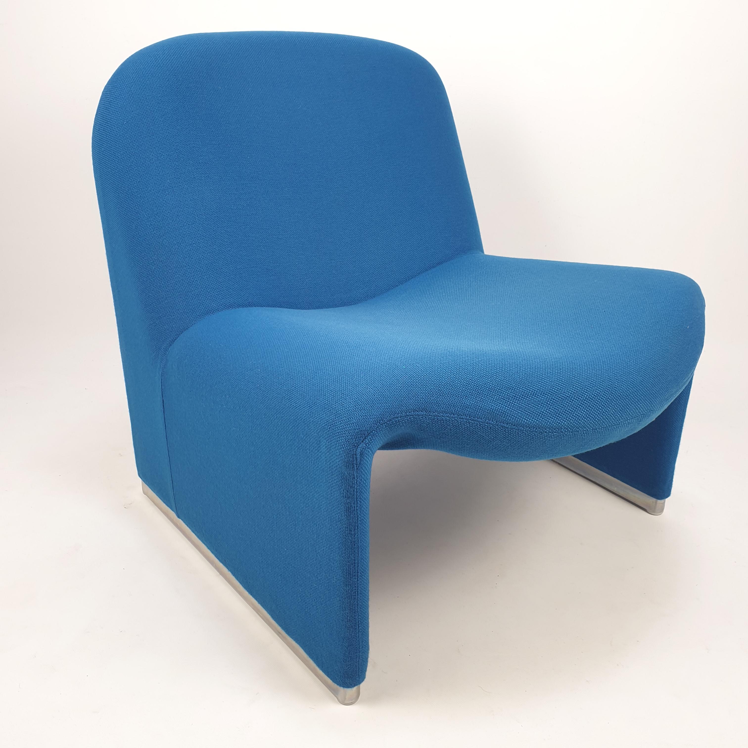 Lovely and comfortable Alky chair. Designed by Giancarlo Piretti in 1969, produced by Artifort. Original blue wool fabric and aluminum base.