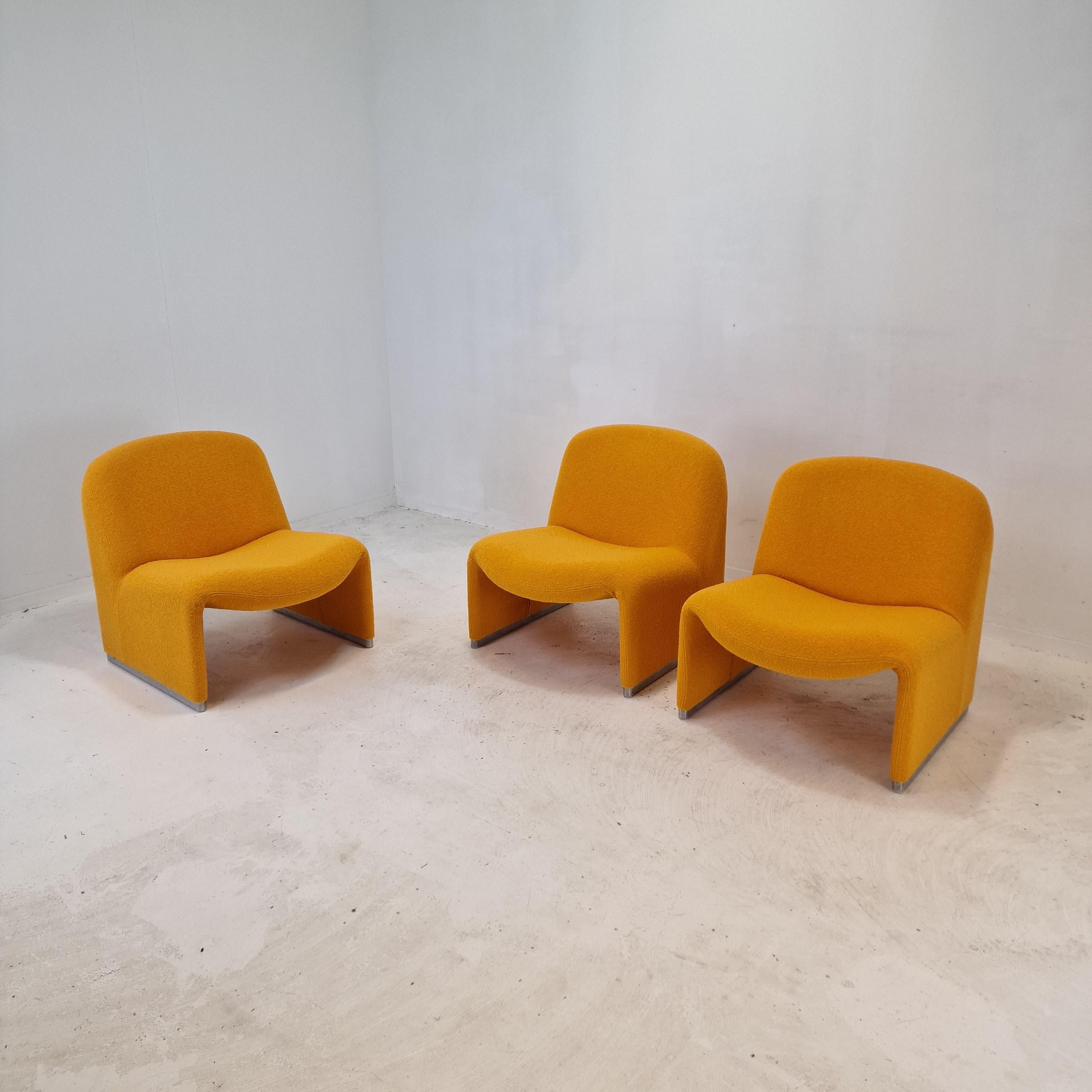 Lovely and comfortable Alky chair. 
Designed by Giancarlo Piretti in 1969, produced by Artifort. 

There are 3 chairs available, the price is for 1 chair.
They are just reupholstered with very cosy wool fabric in a stunning orange color. 
The chairs