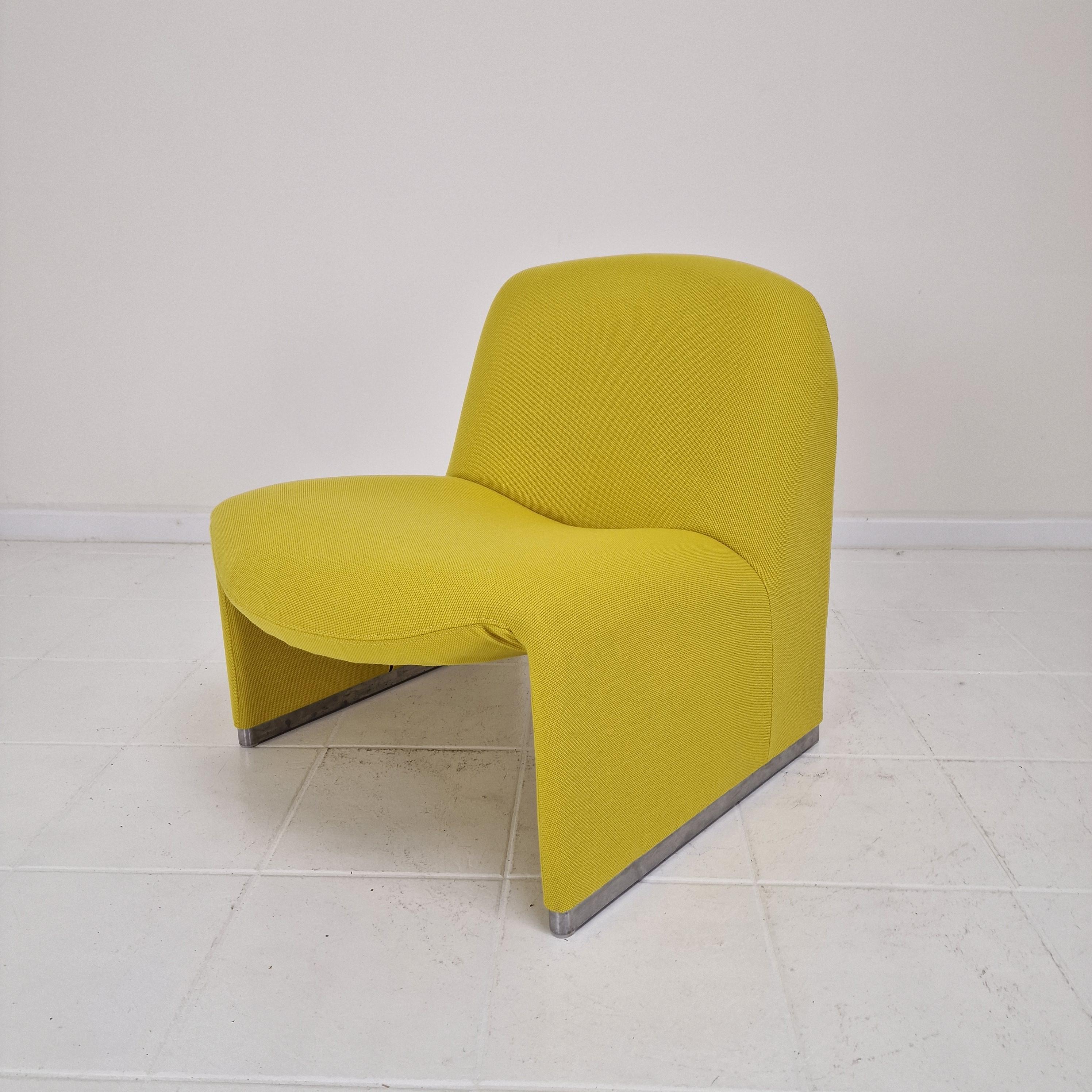 Eleva i tuoi interni con l'iconica Alky Chair, disegnata da Giancarlo Piretti. Questo classico del design degli anni '70 unisce senza sforzo il comfort a linee eleganti e scultoree. 

Questo pezzo in particolare è rivestito in un pregiato tessuto di
