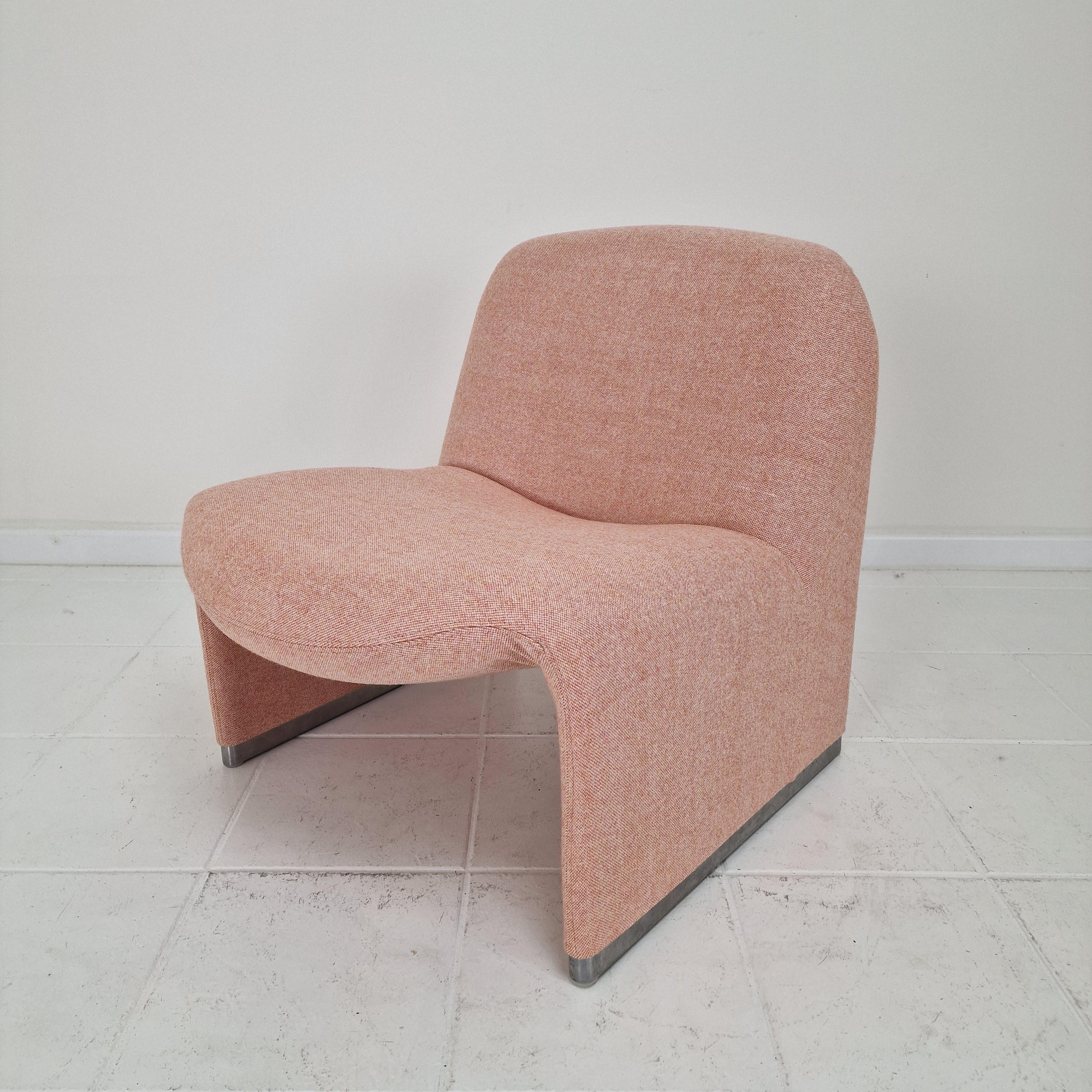 Rehaussez votre intérieur avec l'emblématique chaise Alky, conçue par Giancarlo Piretti. Ce classique du design des années 1970 allie sans effort le confort à des lignes épurées et sculpturales. 

Cette pièce est recouverte d'un tissu en laine de