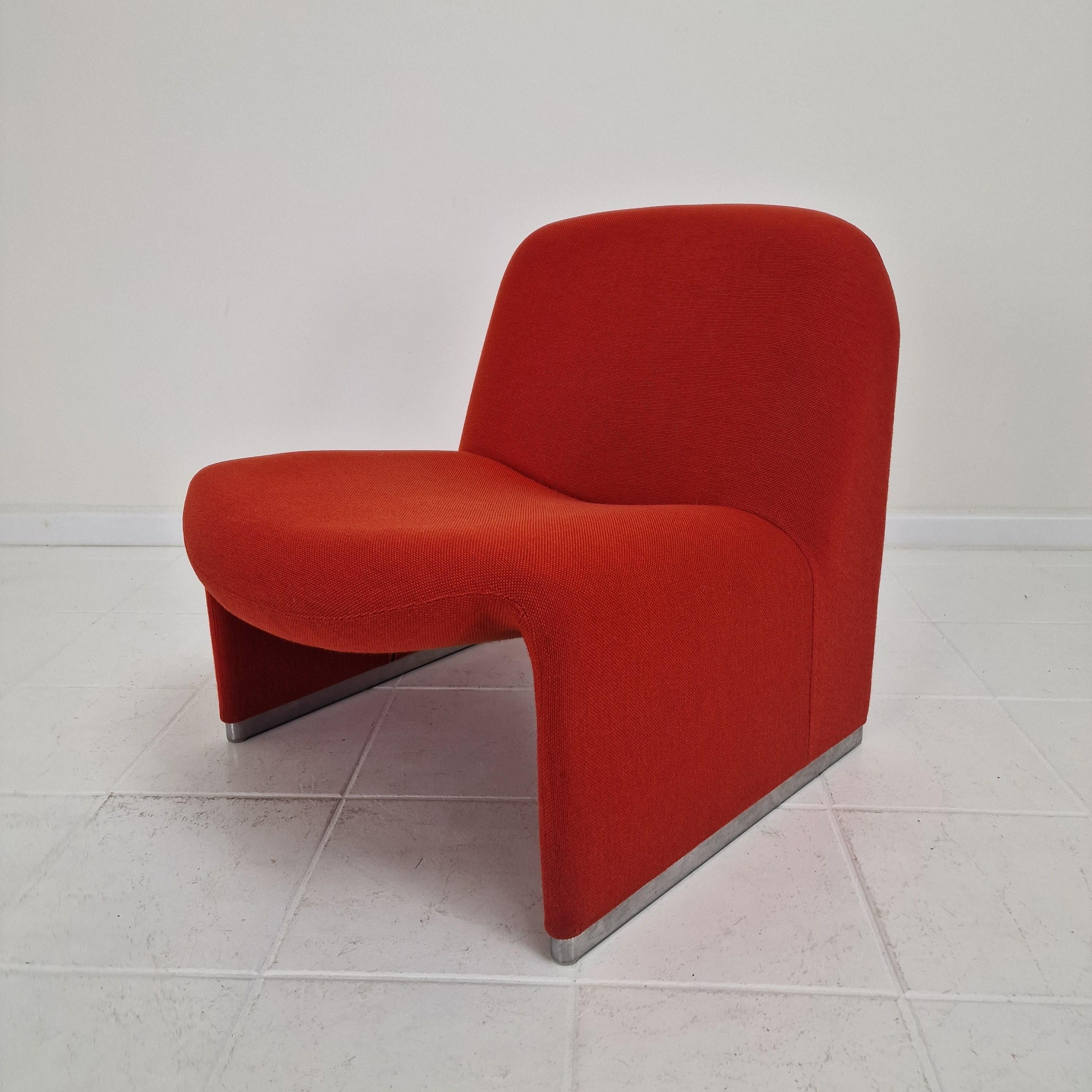Dieser originelle Loungesessel Alky, der in den 1970er Jahren von Giancarlo Piretti für Artifort entworfen wurde, ist ein echter Designklassiker. Der Sessel hat seinen ursprünglichen rot-orangenen Stoff behalten, eine lebendige und seltene