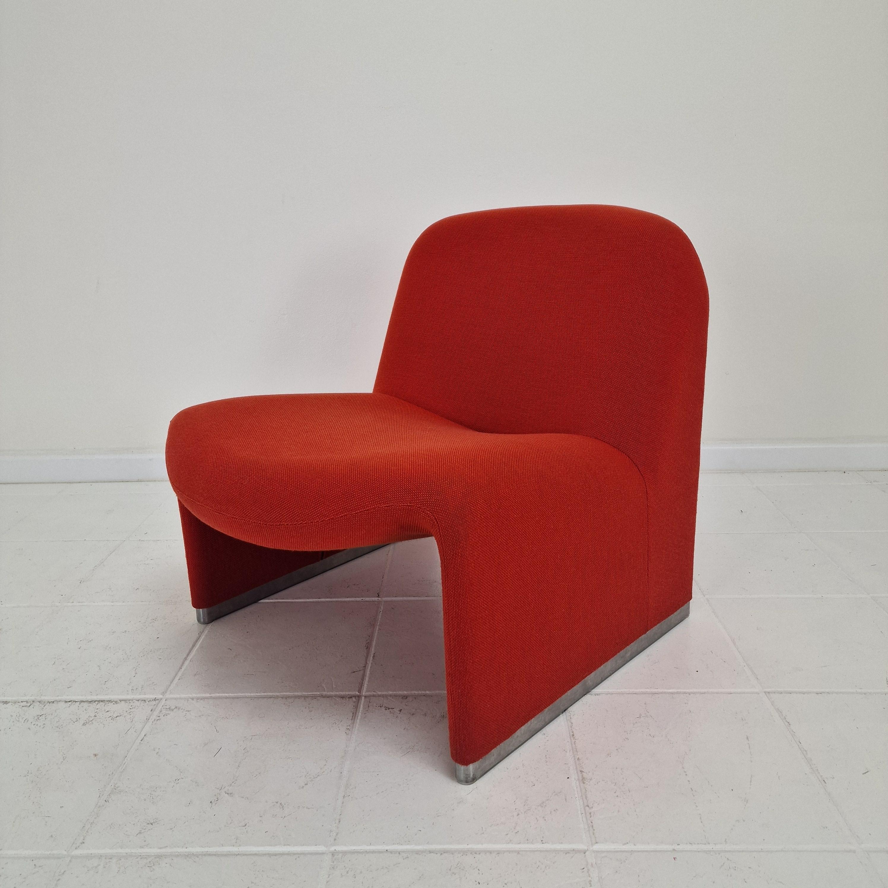 Esta original tumbona Alky, diseñada por Giancarlo Piretti para Artifort en la década de 1970, es un auténtico clásico del diseño. La silla conserva su tela original de color rojo anaranjado, una tonalidad vibrante y poco común que resalta la forma