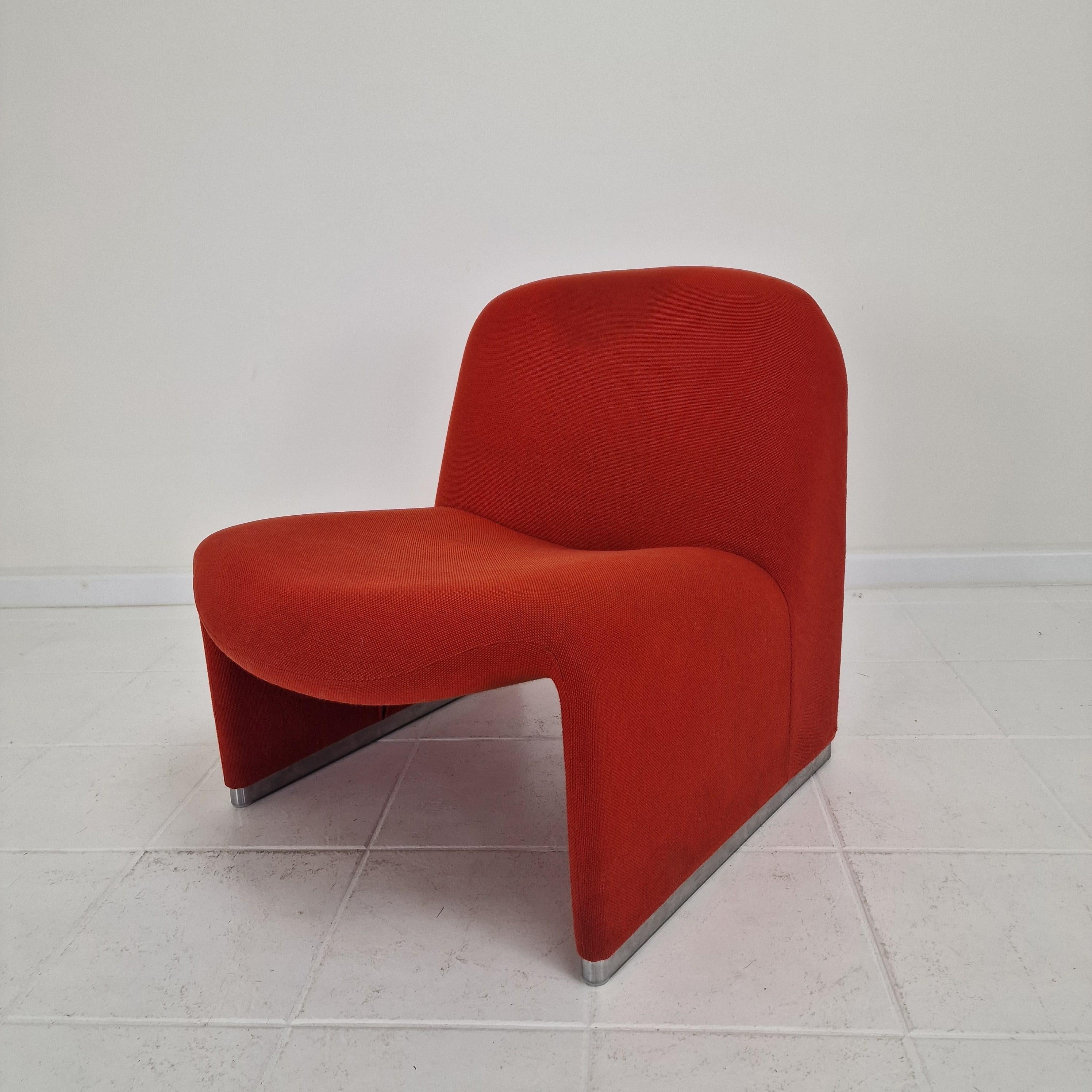 Dieser originelle Loungesessel Alky, der in den 1970er Jahren von Giancarlo Piretti für Artifort entworfen wurde, ist ein echter Designklassiker. Der Sessel hat seinen ursprünglichen rot-orangenen Stoff behalten, eine lebendige und seltene