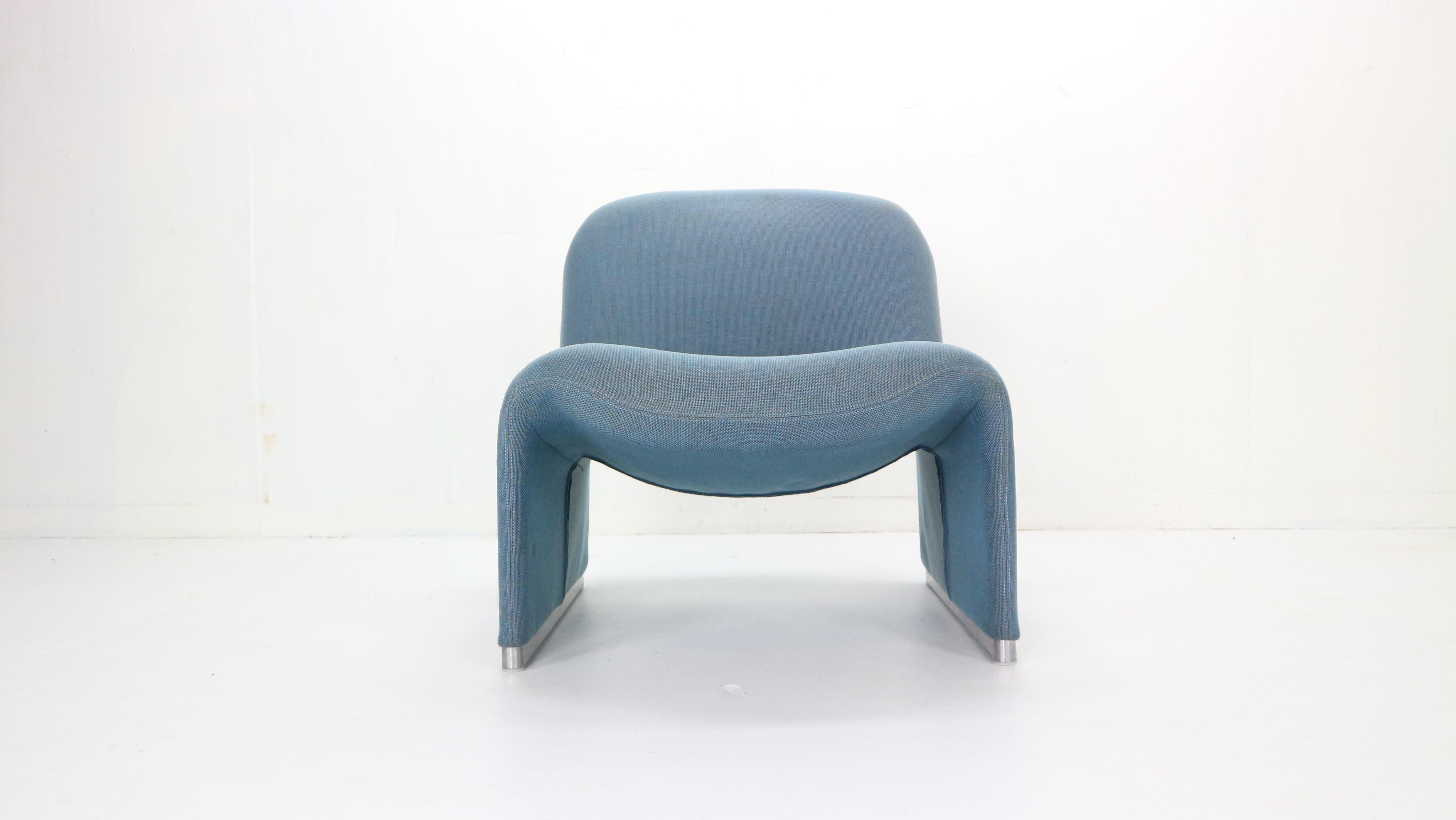 'Alky' slipper lounge chair was designed by Giancarlo Piretti and produced by the Italian maker Castelli during the 1970s period.
Made with fabric over foam over an aluminium base, the Alky chair is well-known for being a multifunctional design