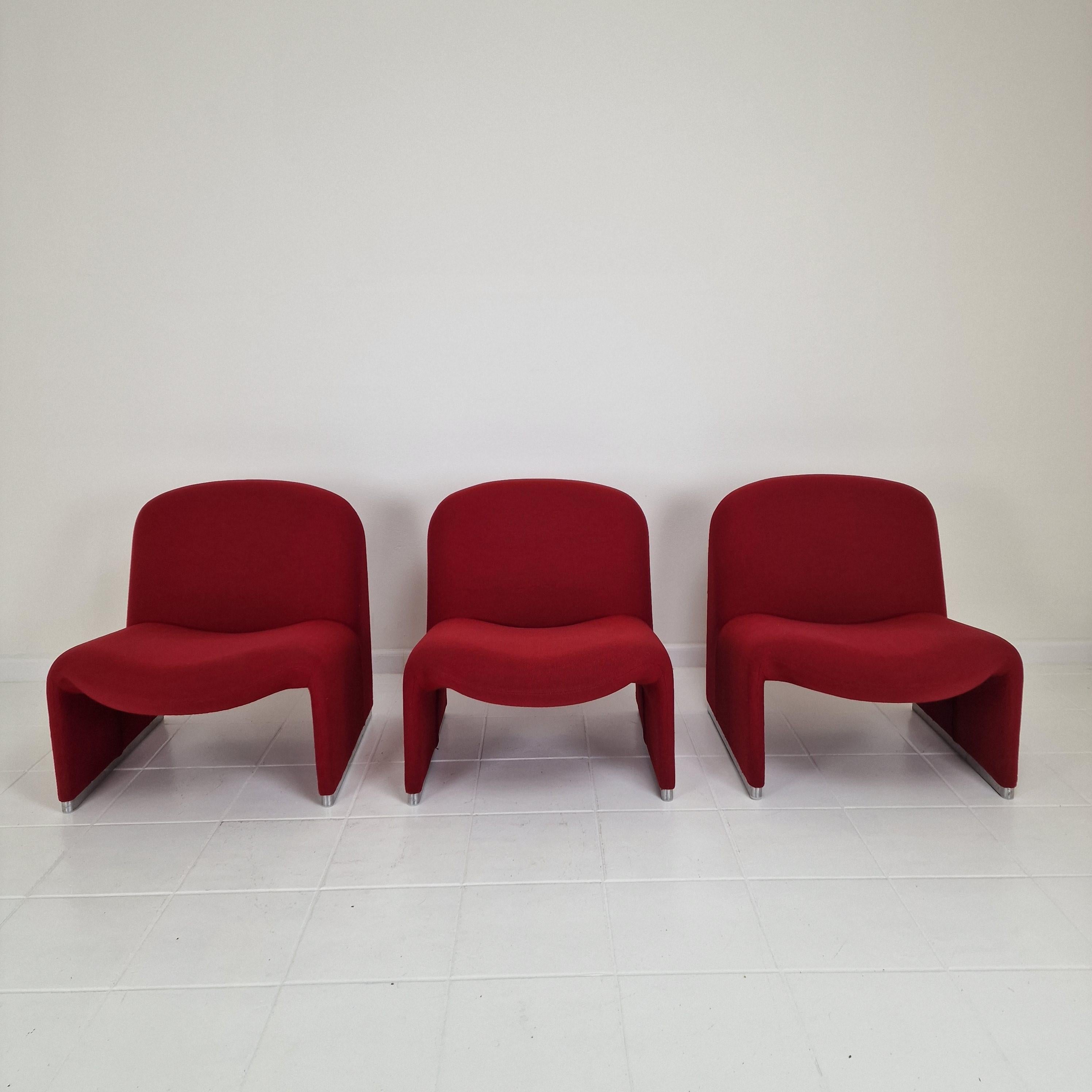 Chaise Alky agréable et confortable. 
Conçue par Giancarlo Piretti en 1969, produite par Castelli Italie. 

Les chaises ont le tissu d'origine, de couleur rouge.
Les chaises sont nettoyées par des professionnels.
 Le tissu est en bon état, quelques