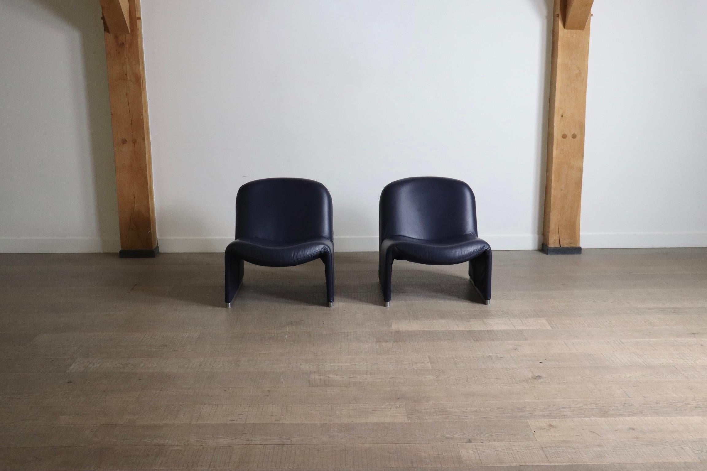 Ikonischer Lounge-Sessel Modell Alky in tiefblauem Leder von Giancarlo Piretti für Castelli, 1970er Jahre.
Dieses zeitlose Design ist ein Muss für jeden, der Design liebt. Die ultimative Kombination aus dem hohen Komfort dieses klobigen Designs und