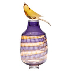 All About Birds VI, vase en verre violet et ambré avec oiseau perché de Julie Johnson