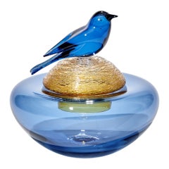 Toutes les choses sur les oiseaux XII, sculpture en verre bleu et ambré avec oiseau de Julie Johnson