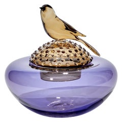 All about Birds XIII, une sculpture en verre bleu et ambré avec oiseau de Julie Johnson