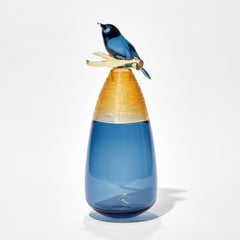 All About Birds XV, eine Skulptur mit Vogelmotiv aus blauem und bernsteinfarbenem Glas von Julie Johnson