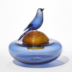 All About Birds XVII, una scultura di uccelli in vetro blu e ambra di Julie Johnson