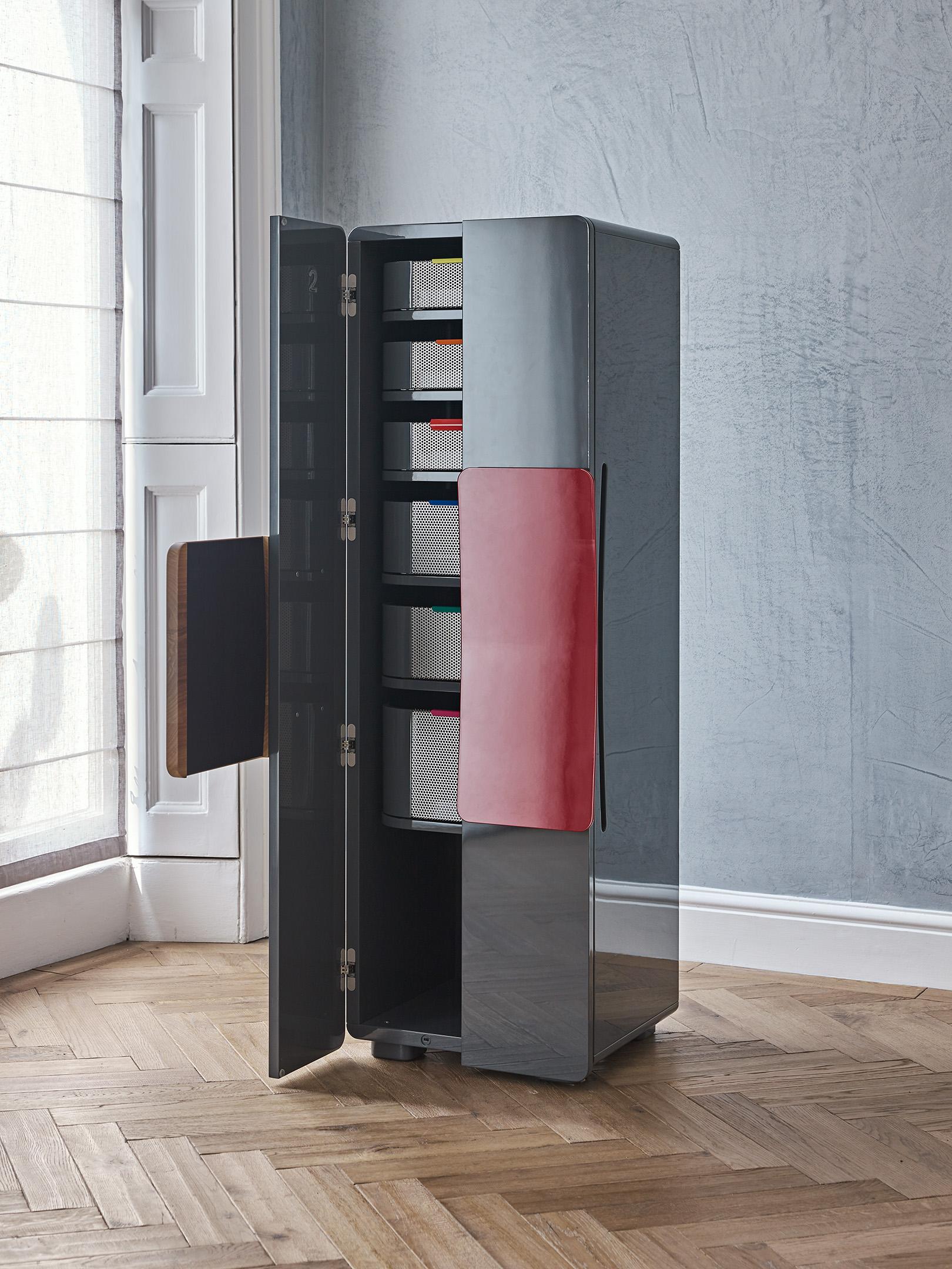 International Style Armadietto a 6 cassetti in legno laccato intagliato e acciaio della collezione SoShiro Ainu in vendita