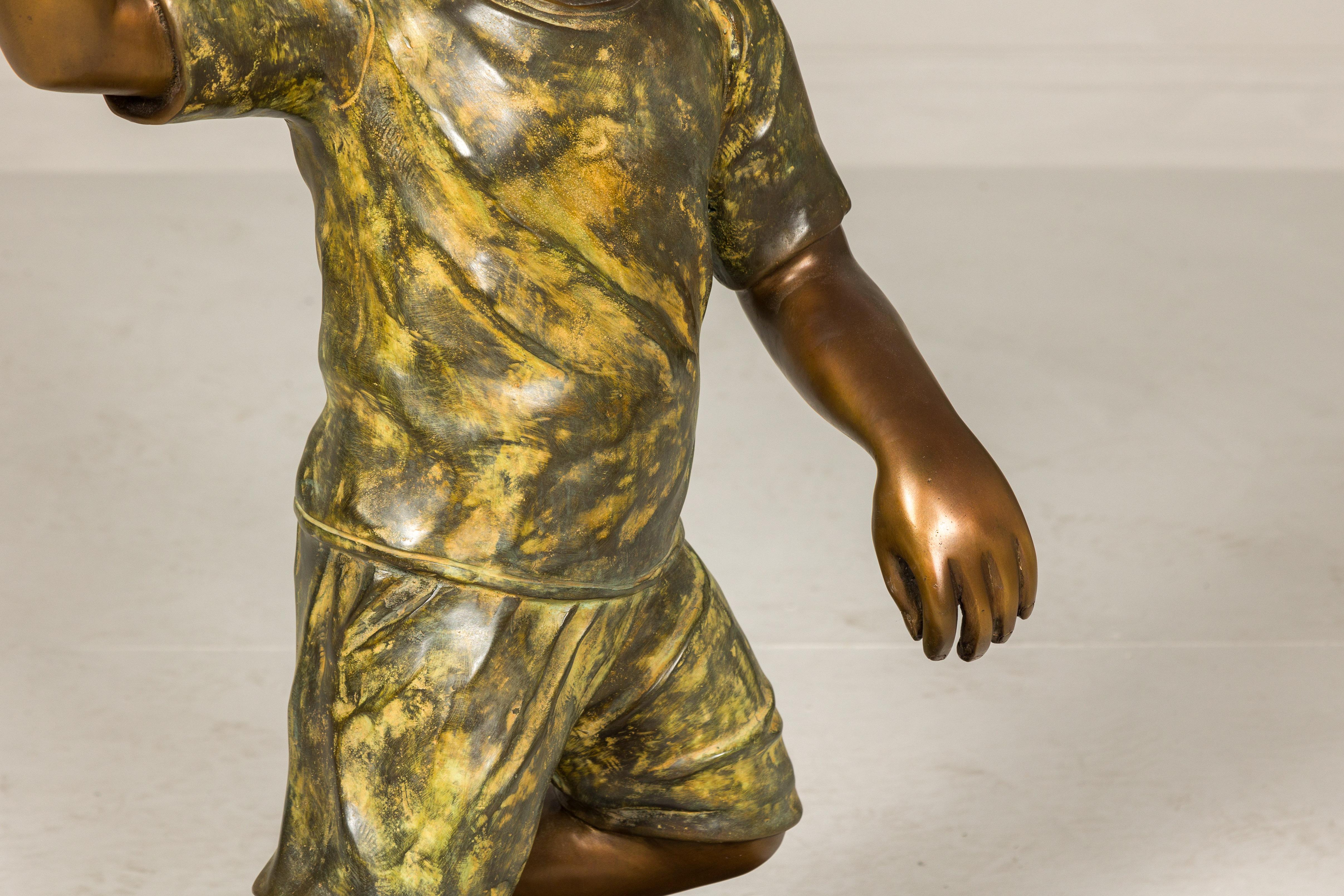 Tapis de course du drapeau, statue en bronze d'un garçon chevauchant le drapeau  en vente 1