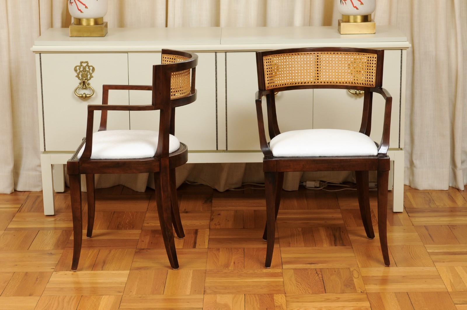 Exquis ensemble de 8 chaises de salle à manger en rotin Klismos à tous les accoudoirs par Baker, vers 1958 en vente 3