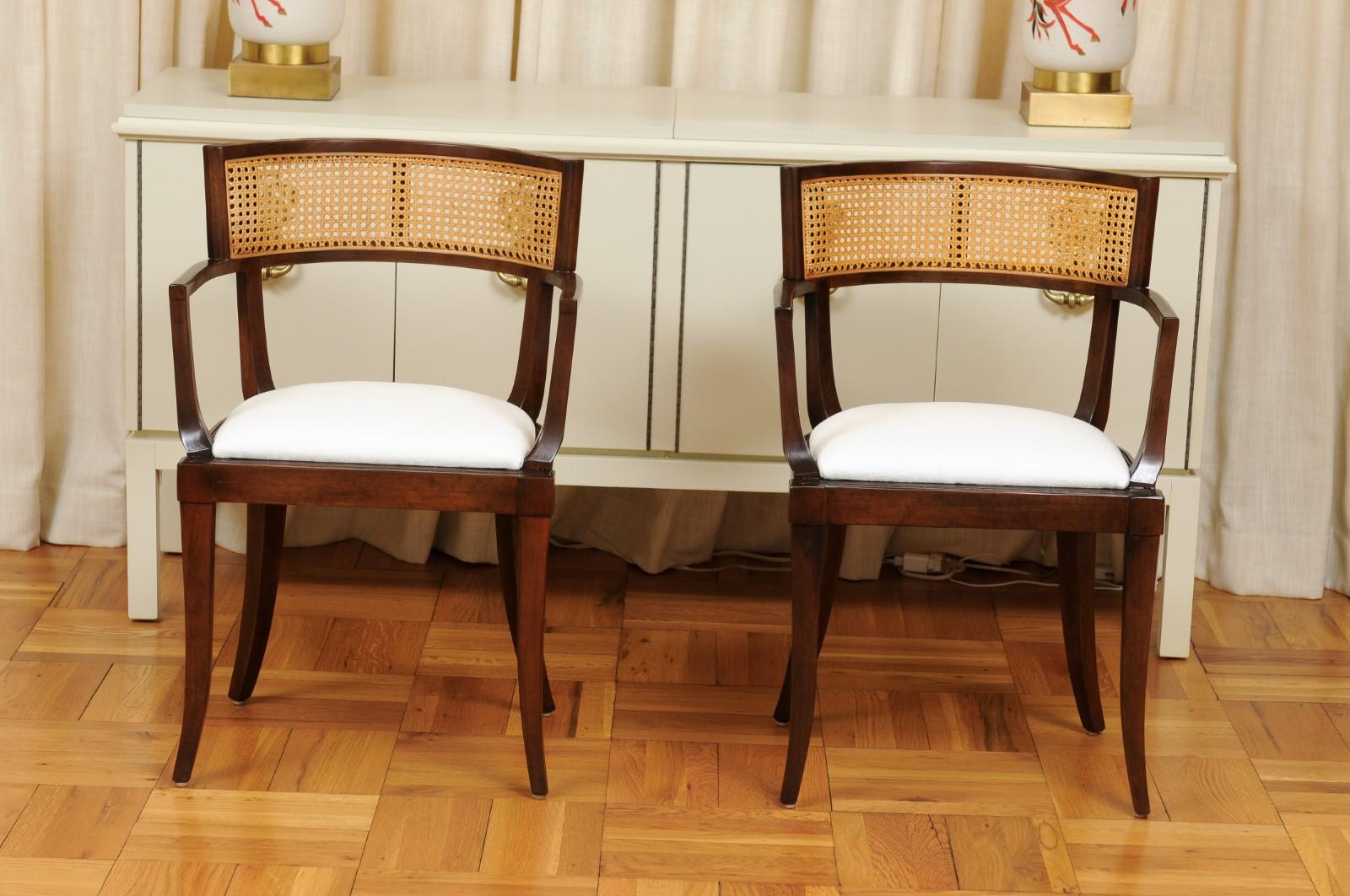 Exquis ensemble de 8 chaises de salle à manger en rotin Klismos à tous les accoudoirs par Baker, vers 1958 en vente 4
