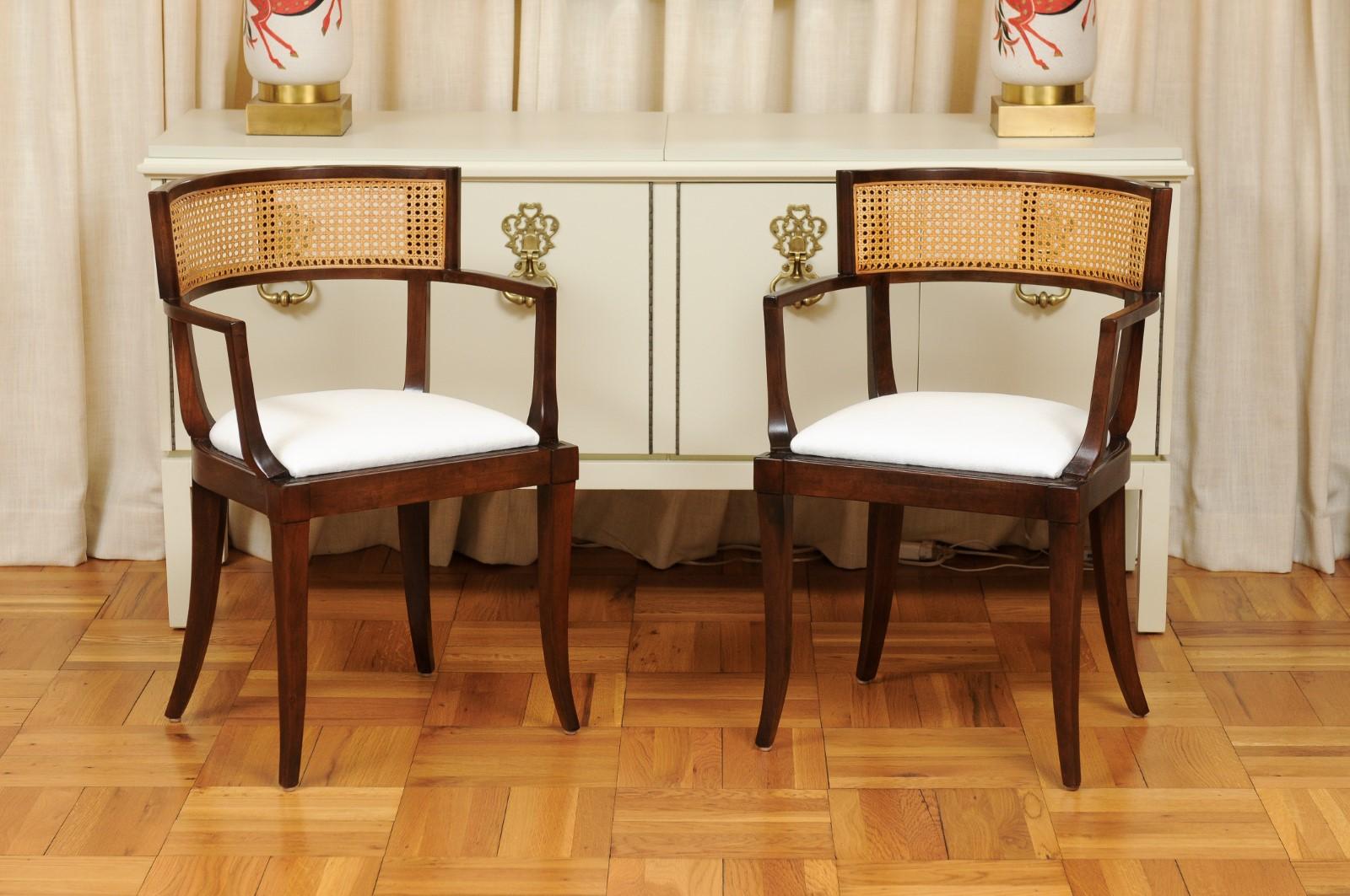 Exquis ensemble de 8 chaises de salle à manger en rotin Klismos à tous les accoudoirs par Baker, vers 1958 en vente 11