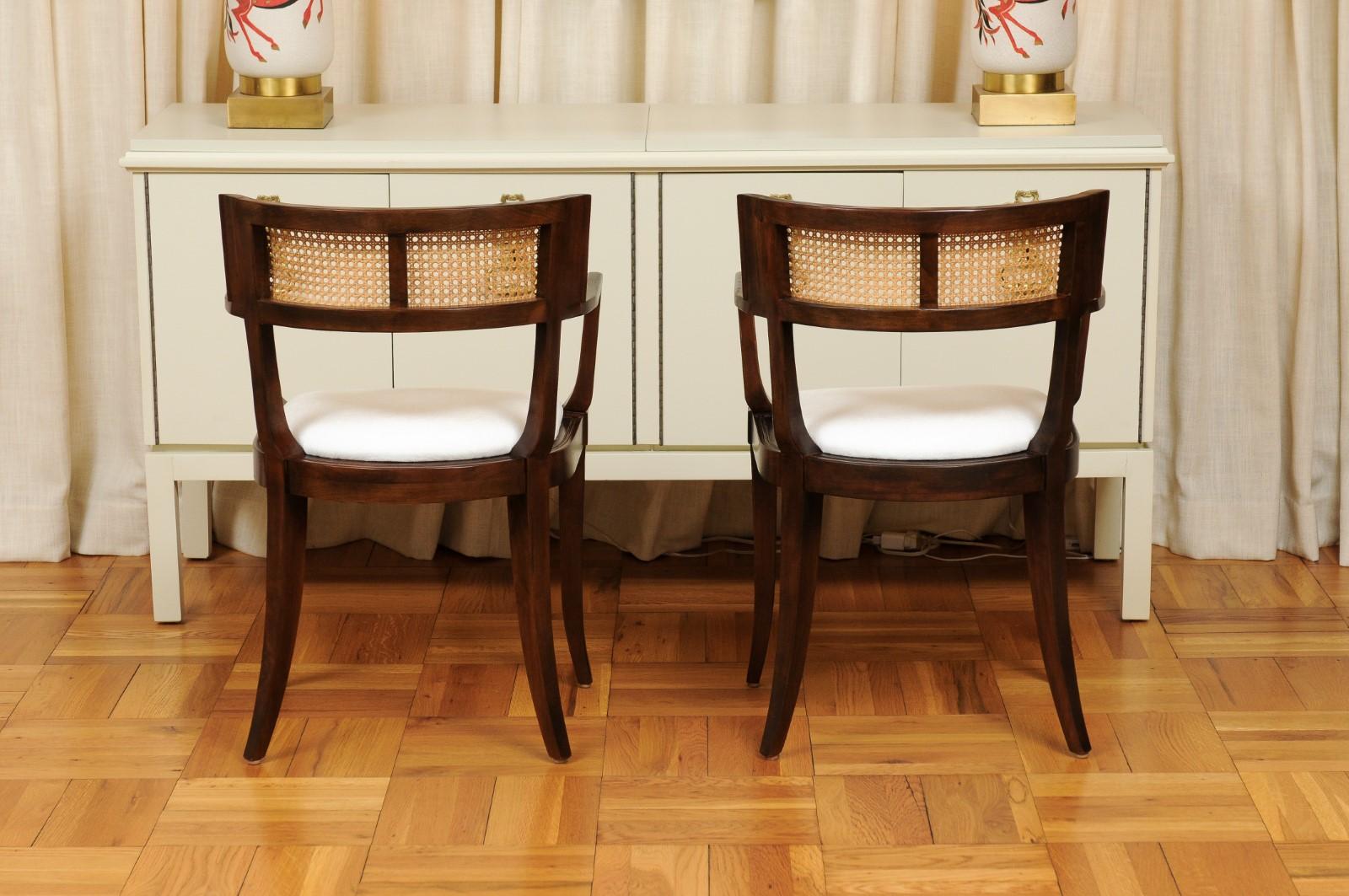 Metà XX secolo Tutti i braccioli, squisito set di 14 sedie da pranzo in canna Klismos di Baker, circa 1958 in vendita