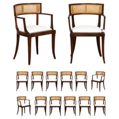 Exquis ensemble de 14 chaises de salle à manger en rotin Klismos par Baker, vers 1958