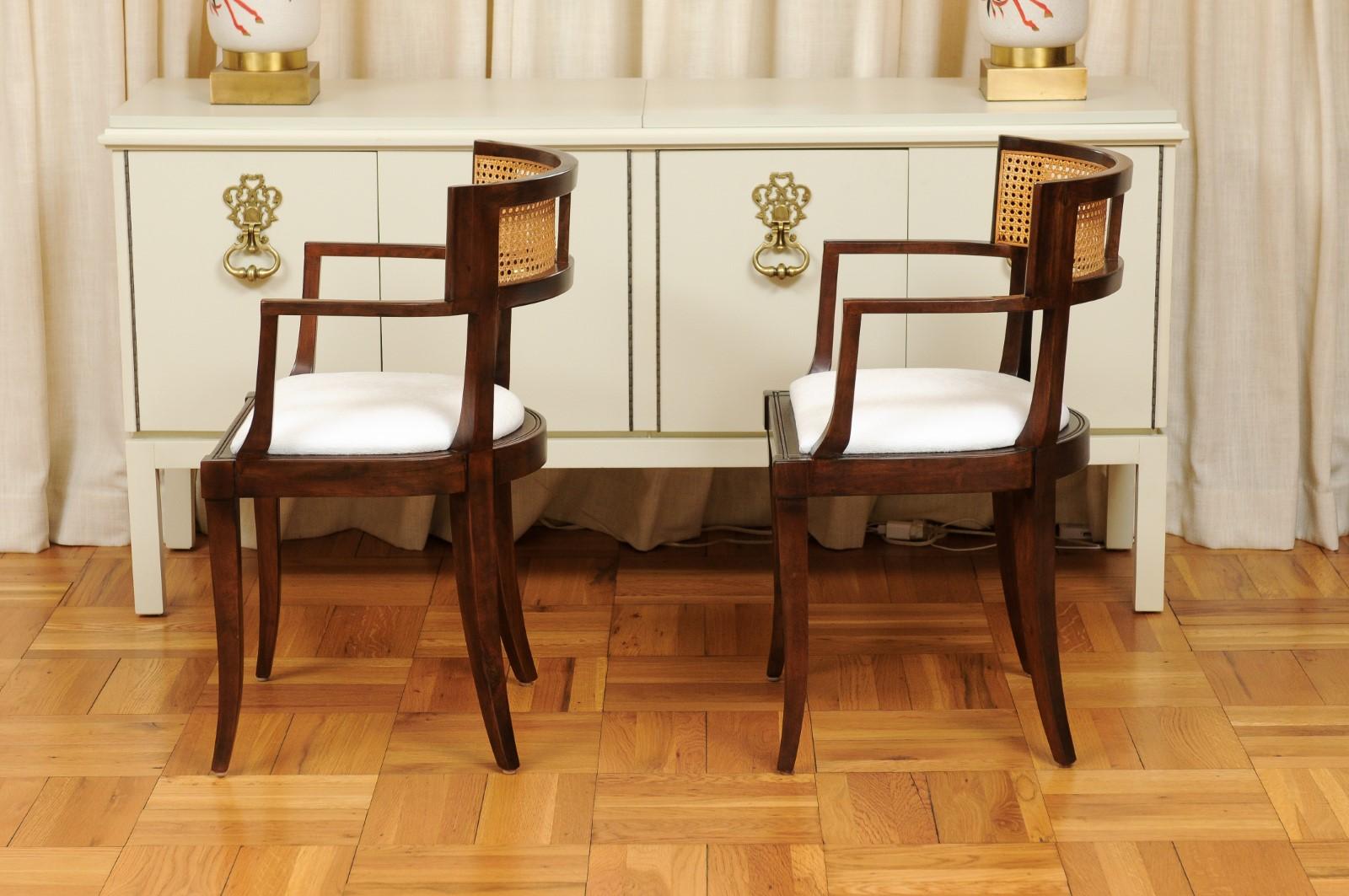 Exquis ensemble de 20 chaises de salle à manger Klismos en rotin, tous les accoudoirs, Baker, vers 1958 en vente 4
