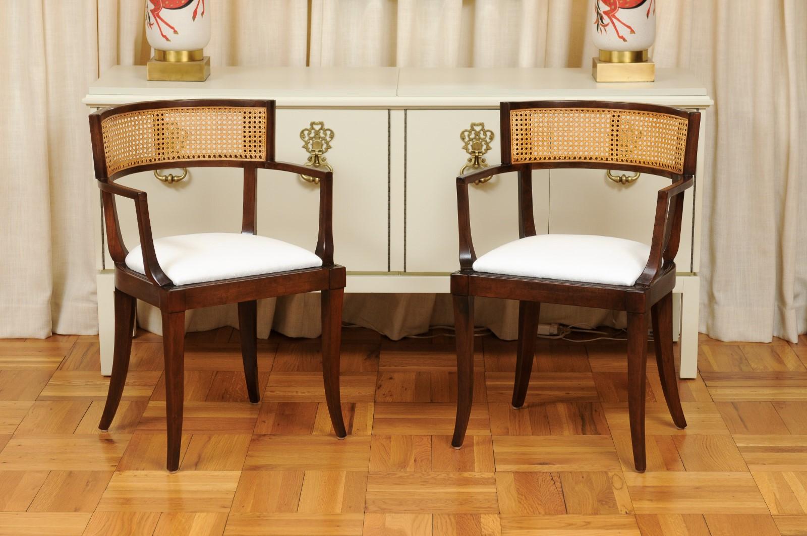 Exquis ensemble de 20 chaises de salle à manger Klismos en rotin, tous les accoudoirs, Baker, vers 1958 en vente 11