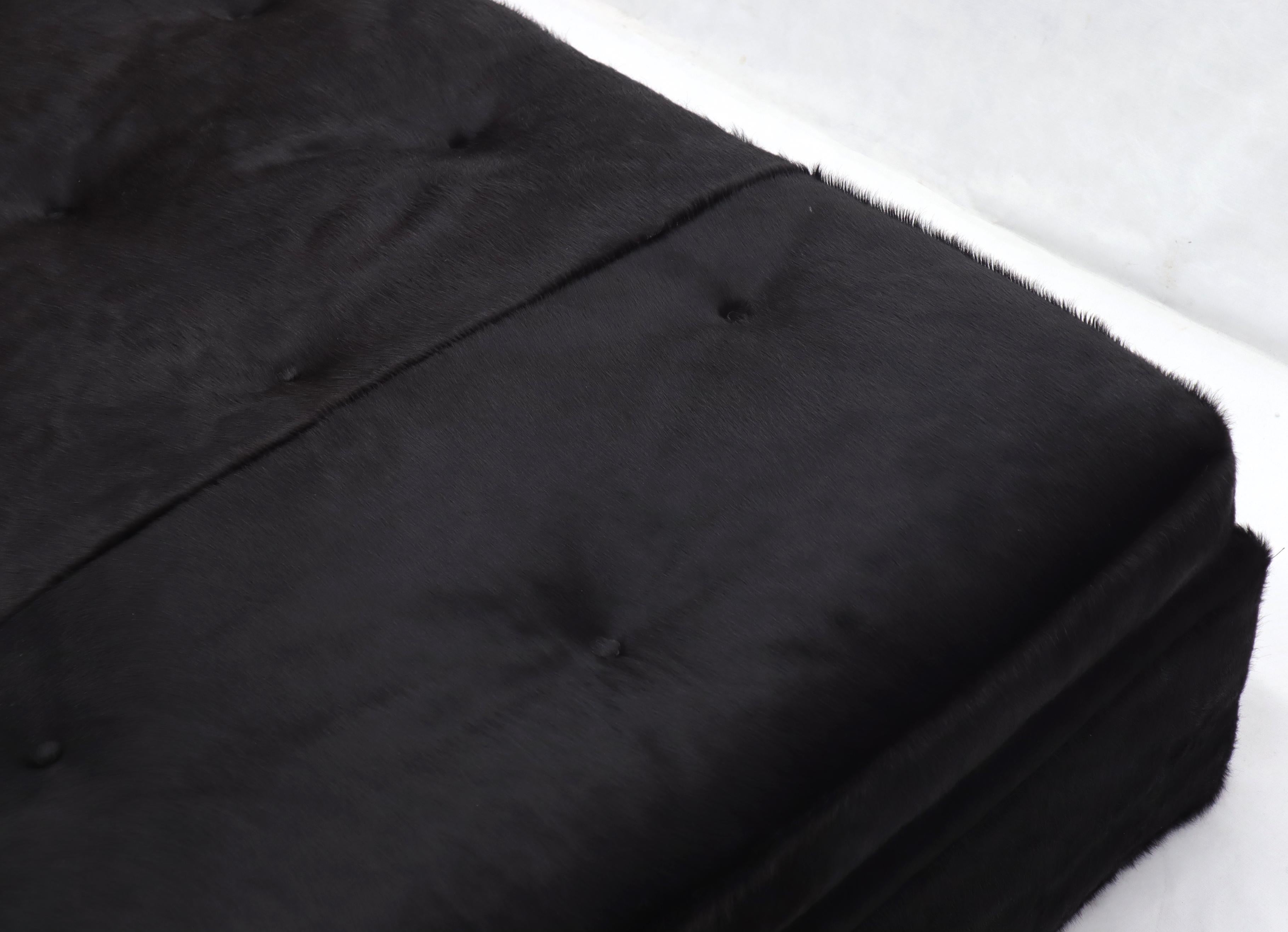 Rivestimento in pelliccia di vacchetta tutta nera Letto da giorno personalizzato Panca grande in vendita 2