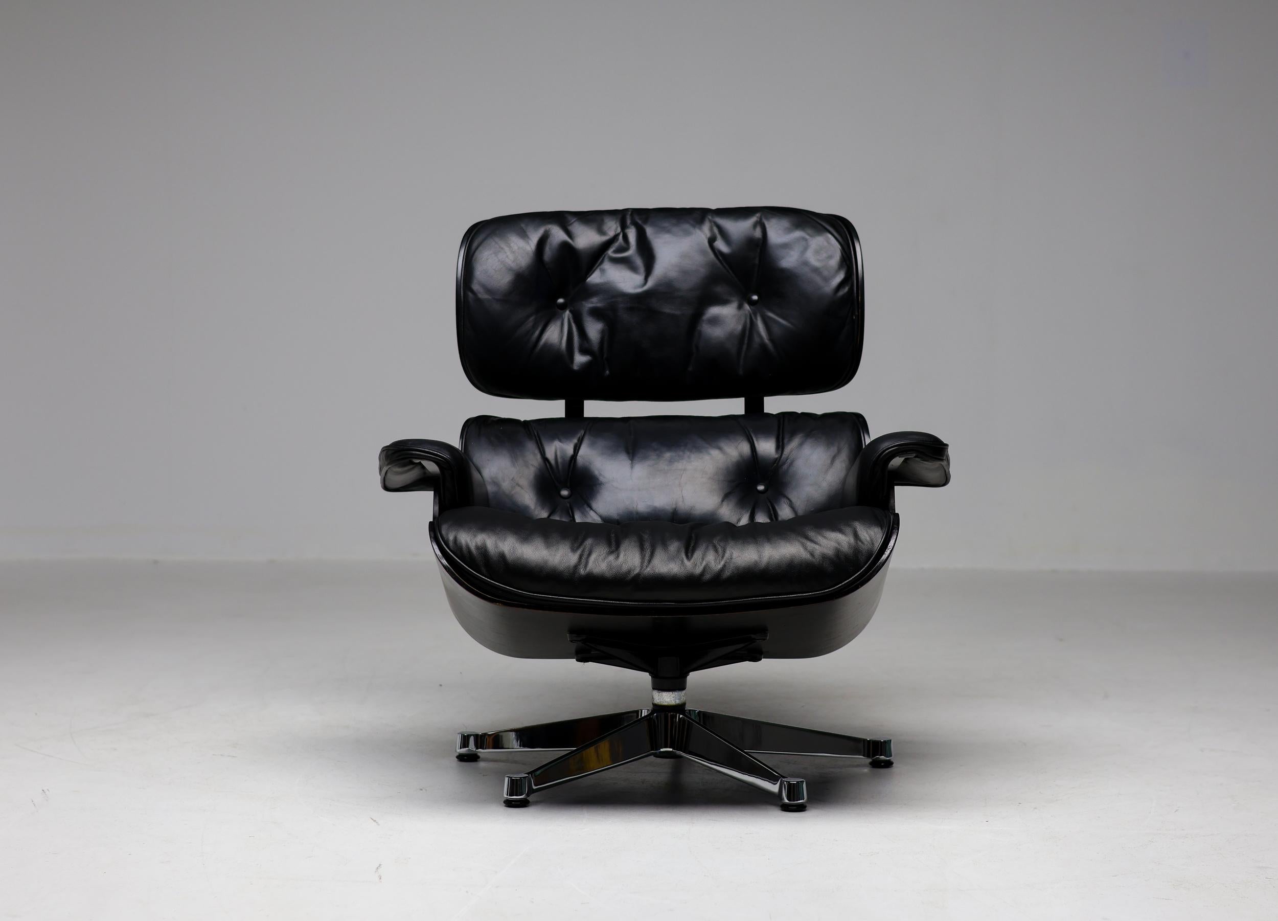 Lounge Chair, entworfen von Charles und Ray Eames für Herman Miller, mit schwarz lackierten Sperrholzschalen und schwarzer Lederpolsterung. Dieses Exemplar mit verchromtem Aluminiumsockel und Beschlägen wurde 1979 speziell für den europäischen Markt